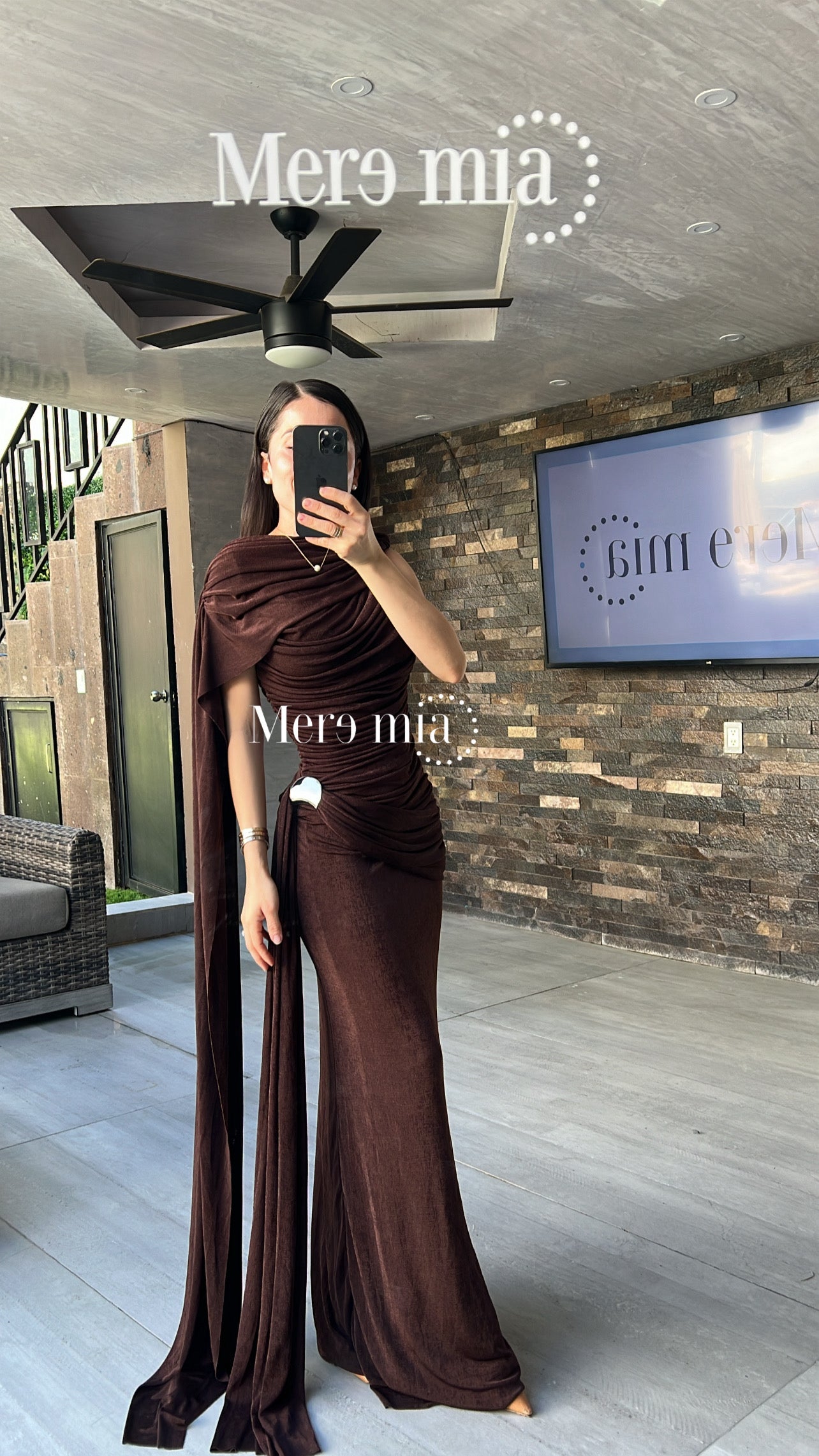 Vestido broche capa plisado