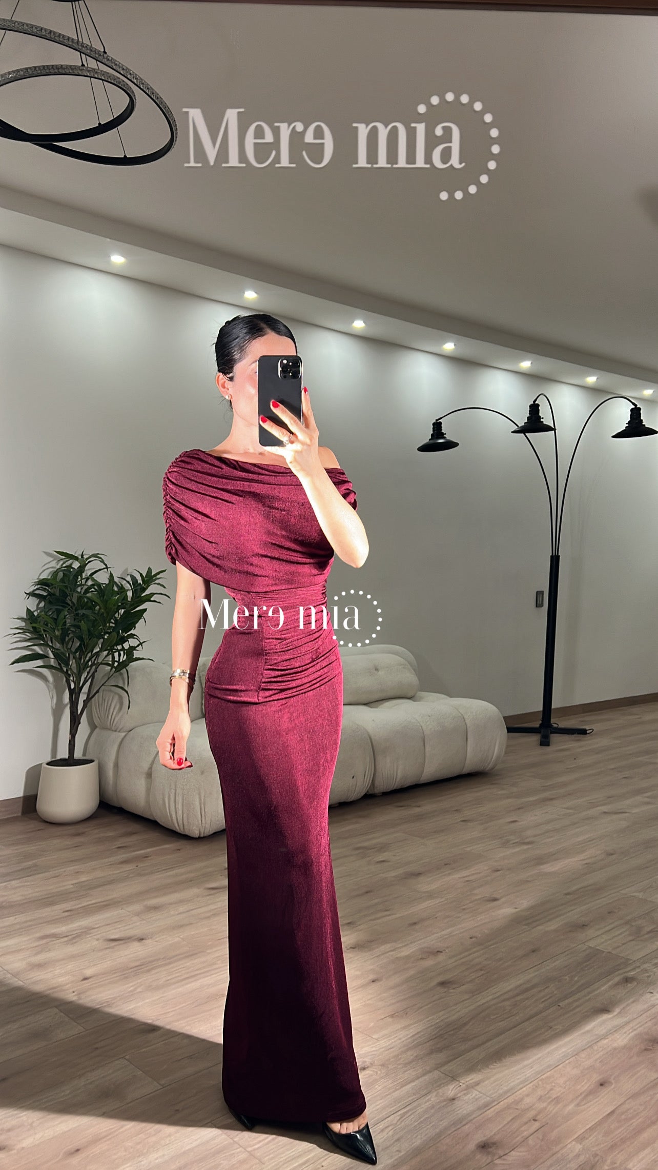 Vestido tinto plisado hombro