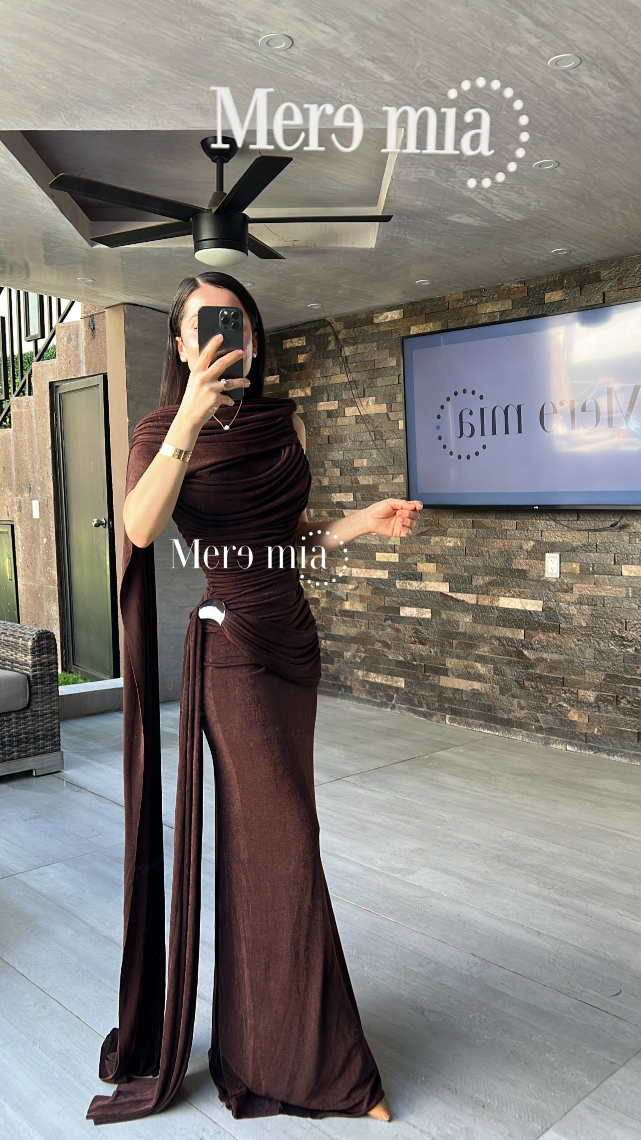 Vestido broche capa plisado