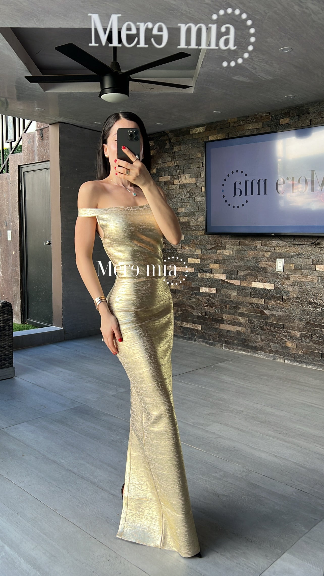 Vestido dorado hombros