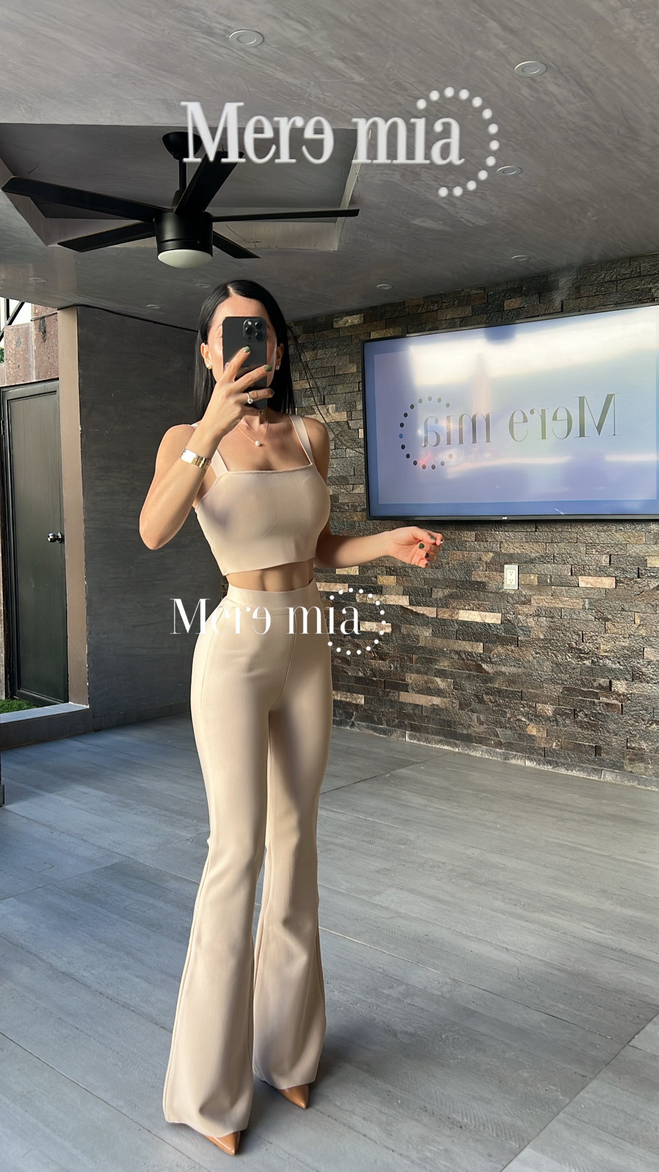Pantalón beige acampanado