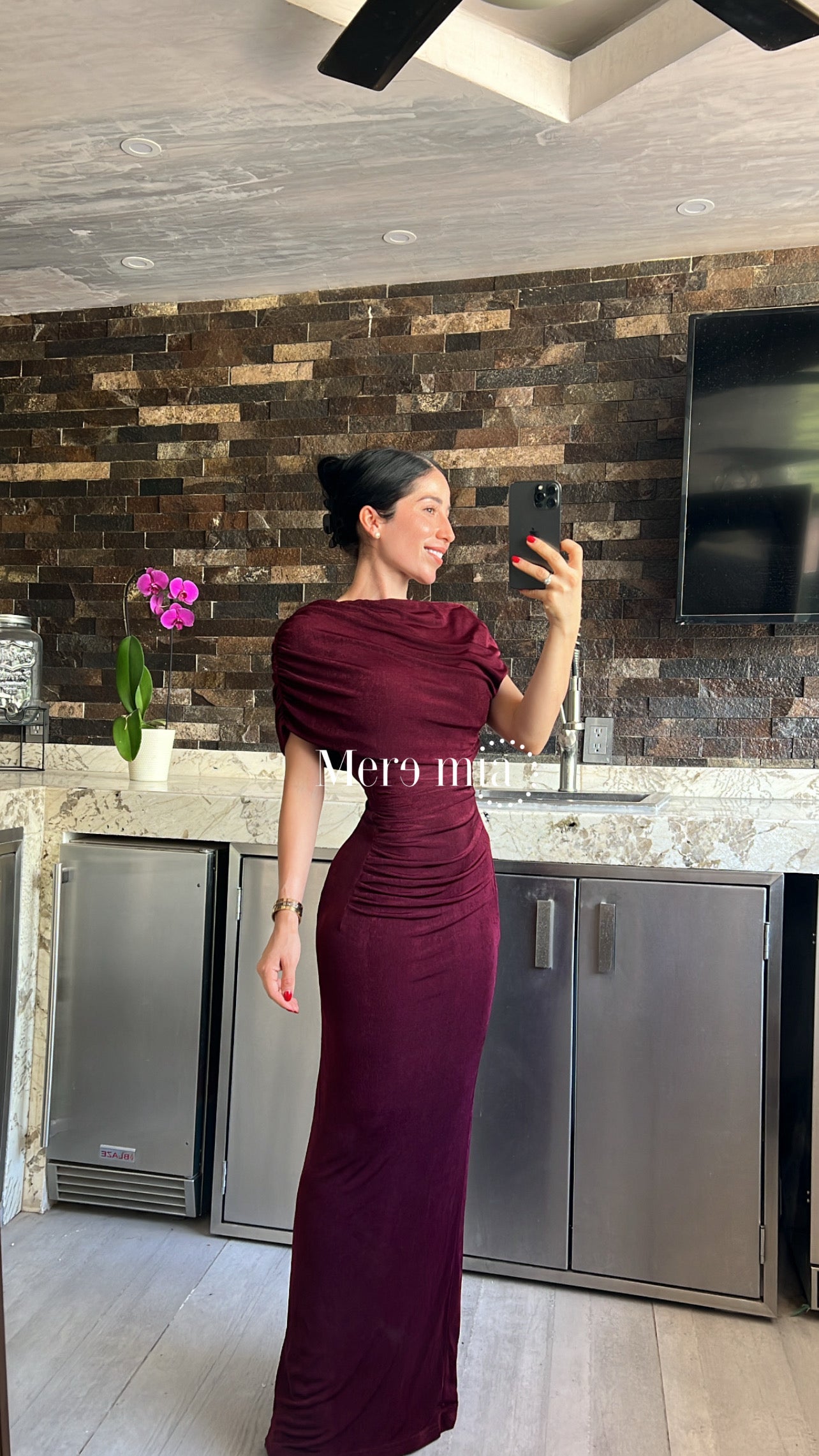 Vestido tinto plisado hombro