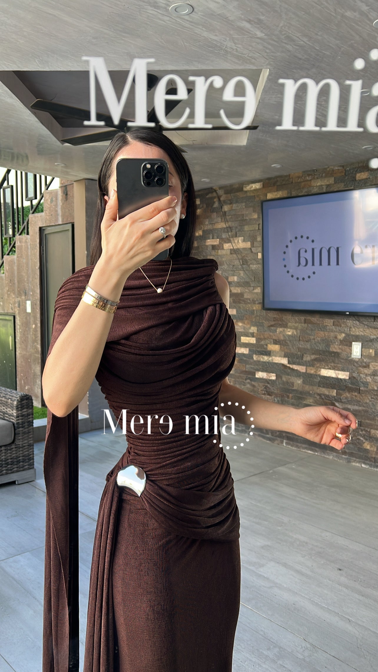 Vestido broche capa plisado