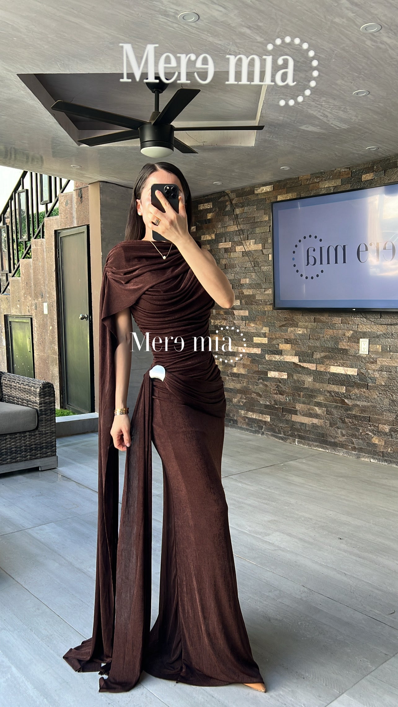 Vestido broche capa plisado