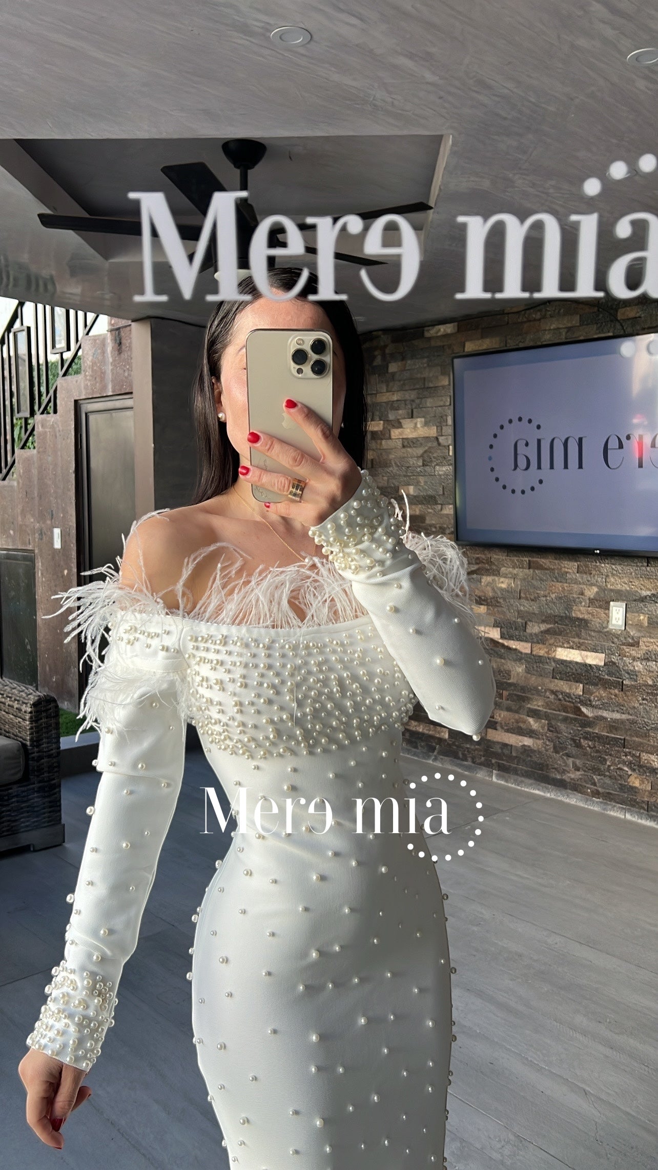 vestido blanco largo plumas