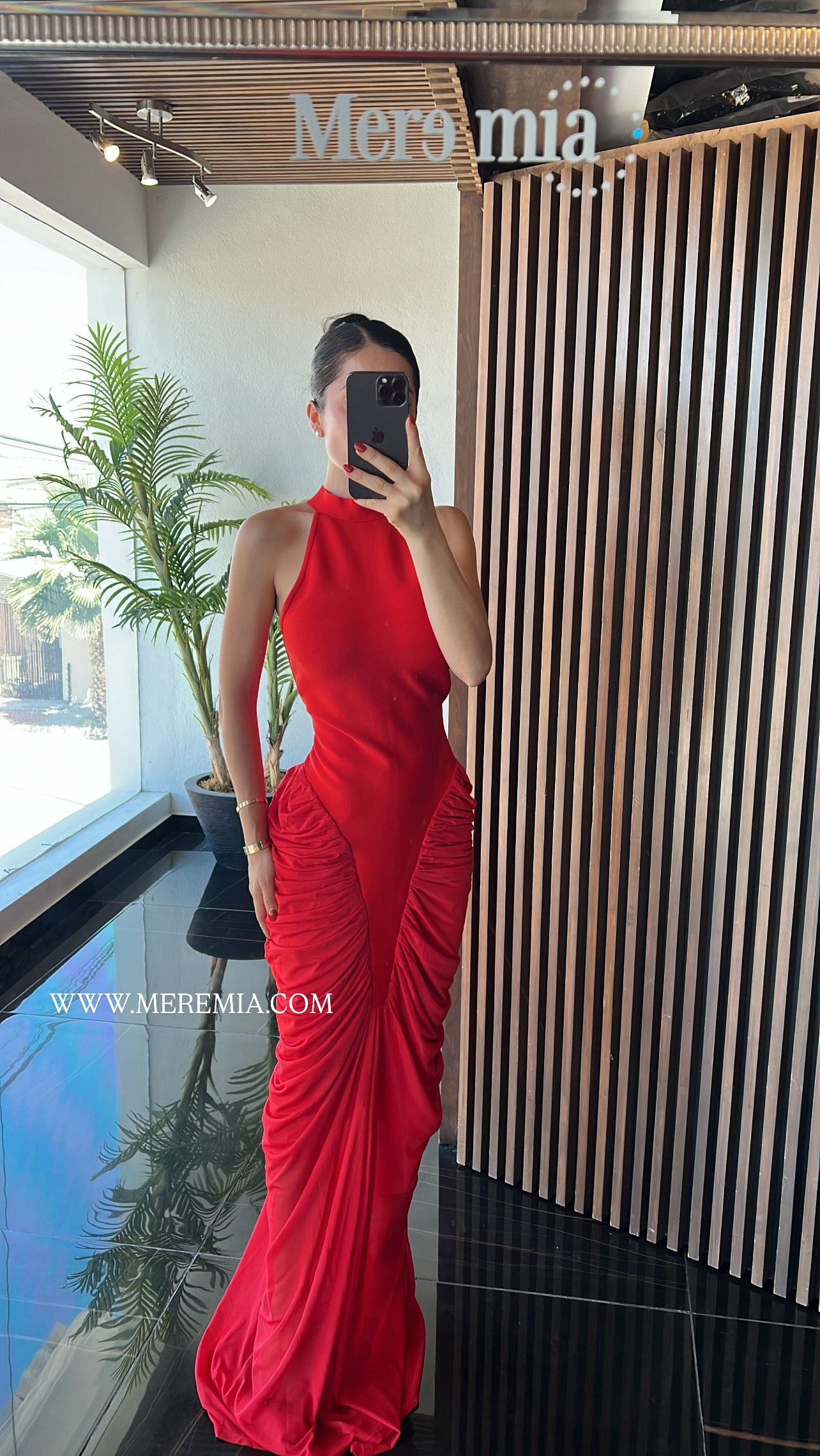 Vestido rojo plisado lados