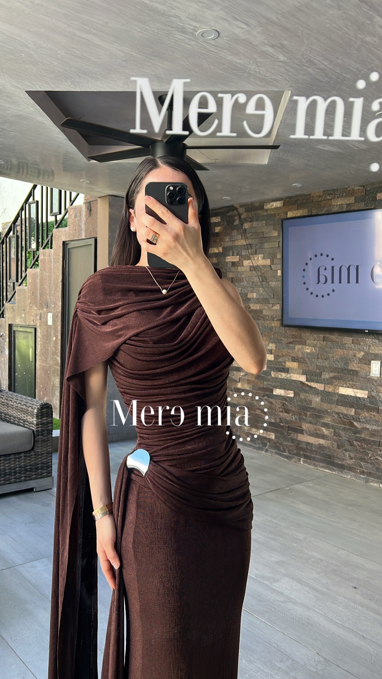 Vestido broche capa plisado