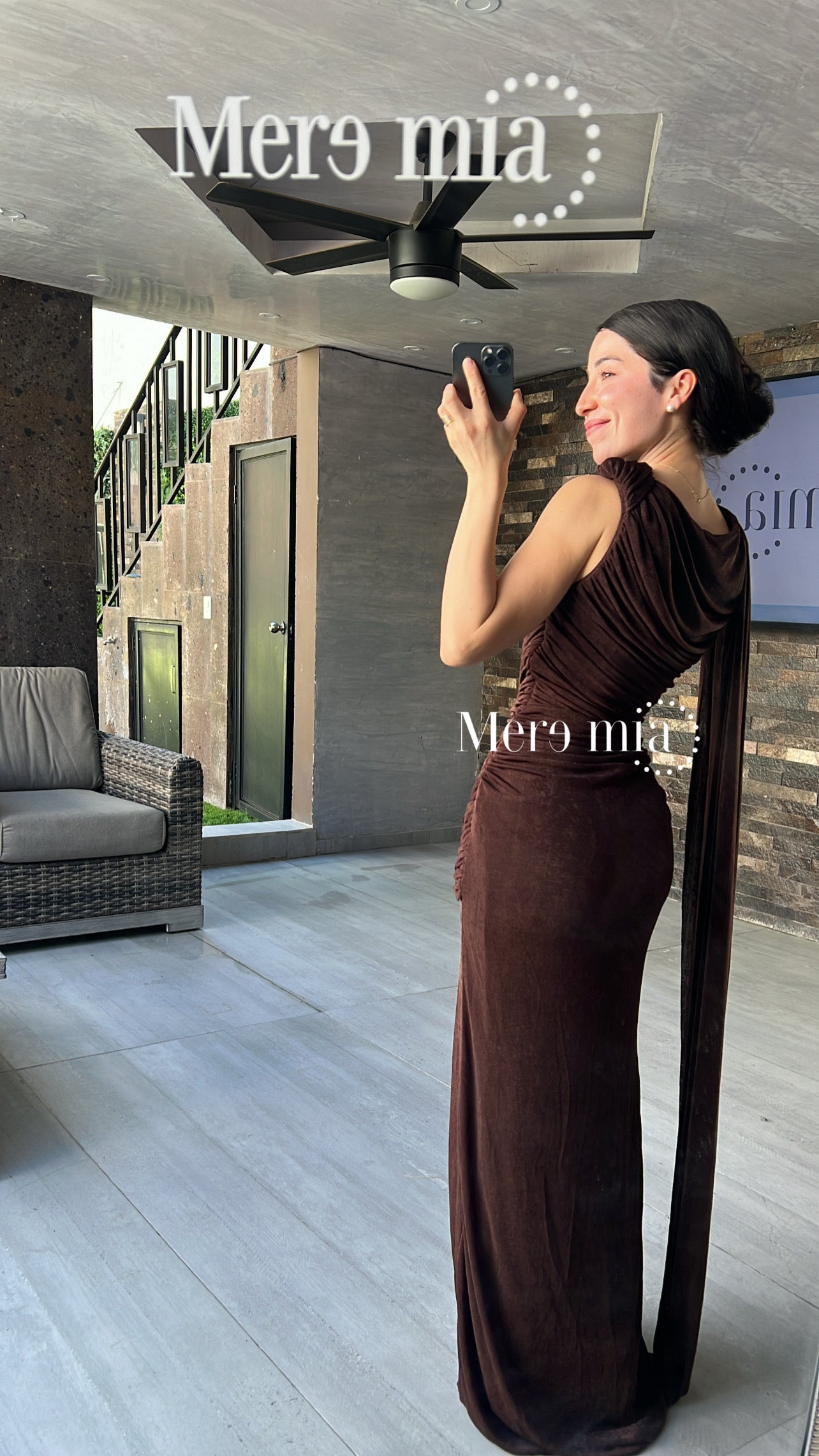 Vestido broche capa plisado