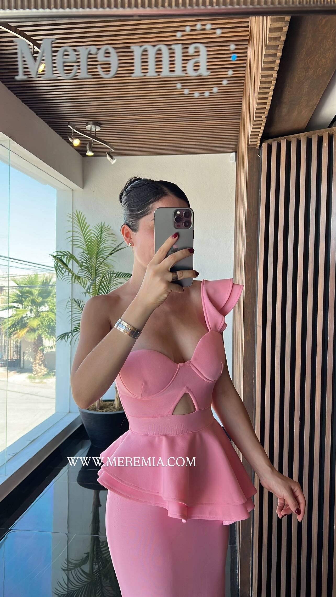 Vestido hombro escarola