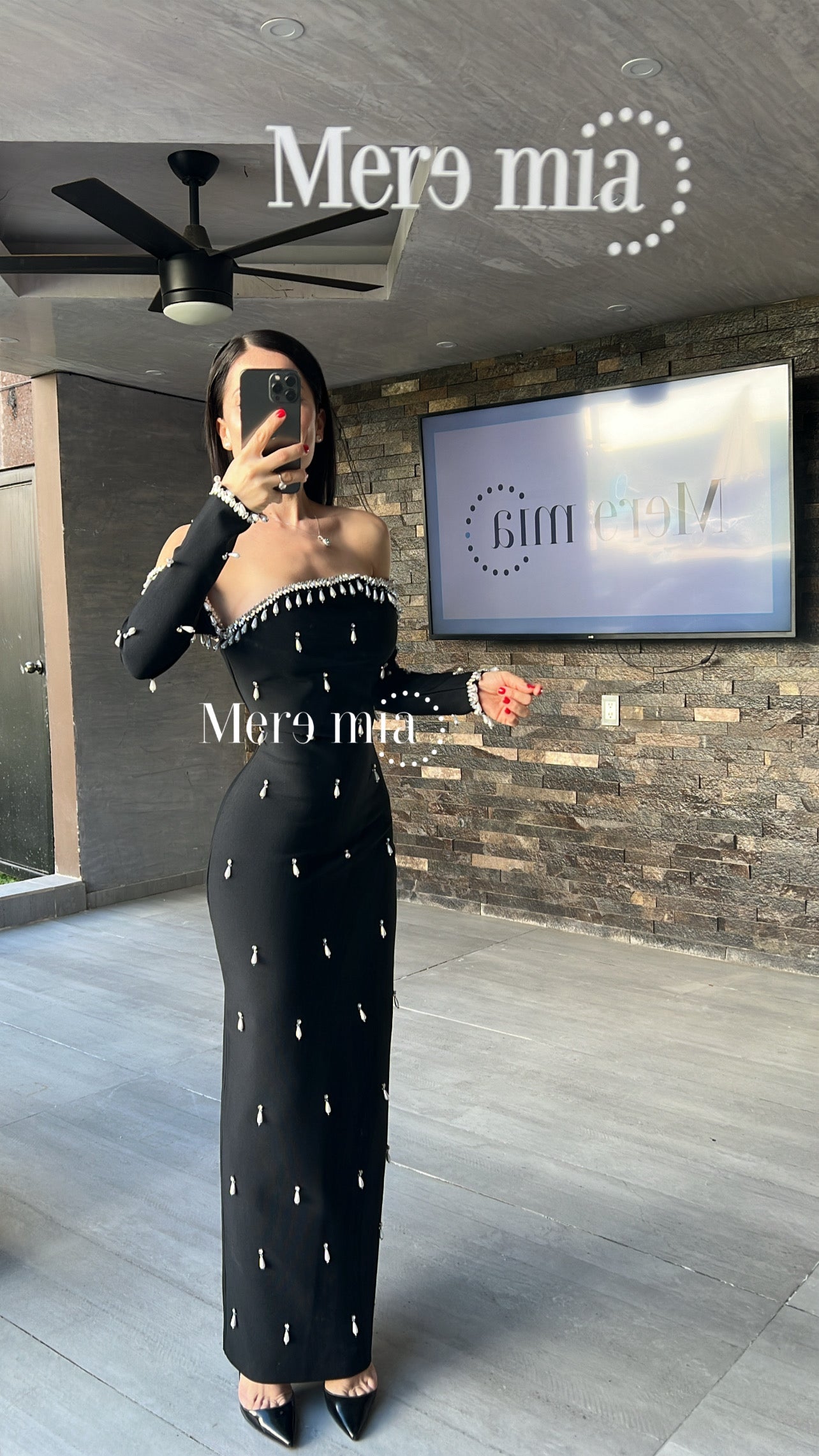 Vestido negro gotas hombros