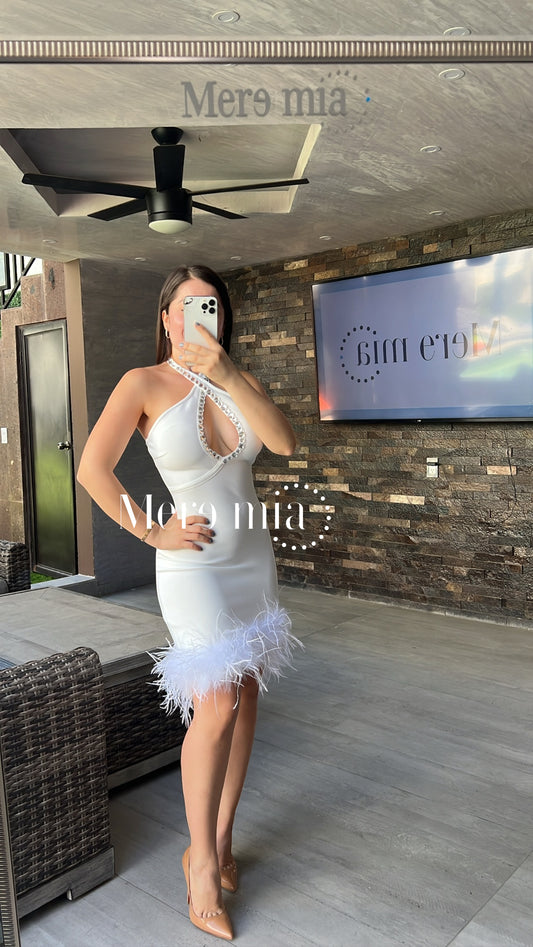 Vestido blanco halter plumas