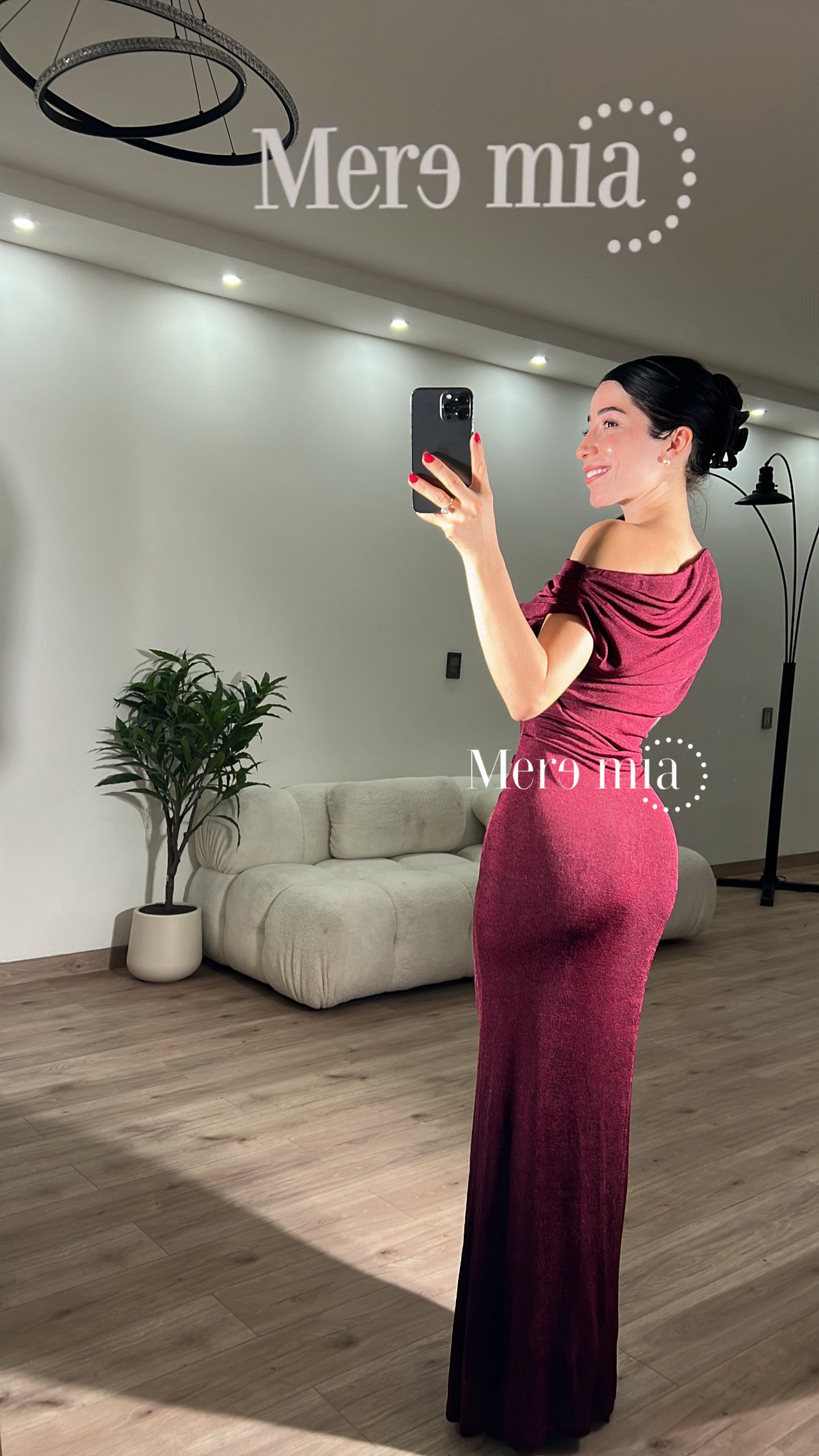 Vestido tinto plisado hombro