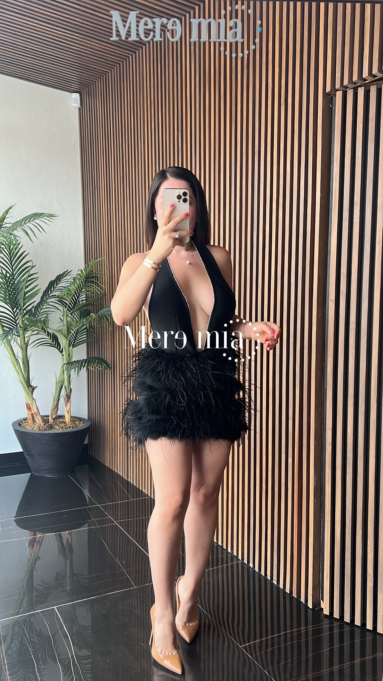 Vestido negro plumas halter