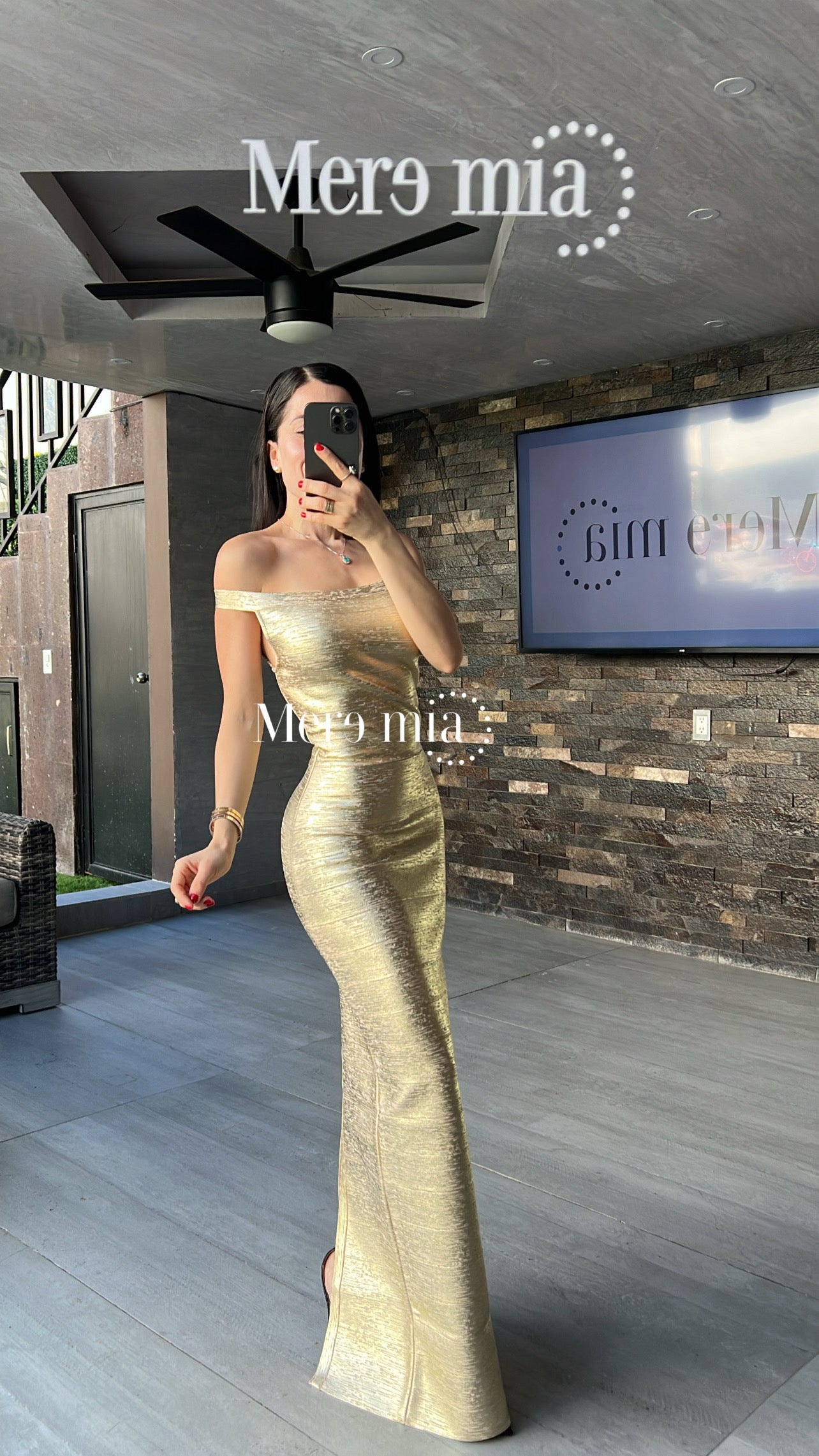 Vestido dorado hombros