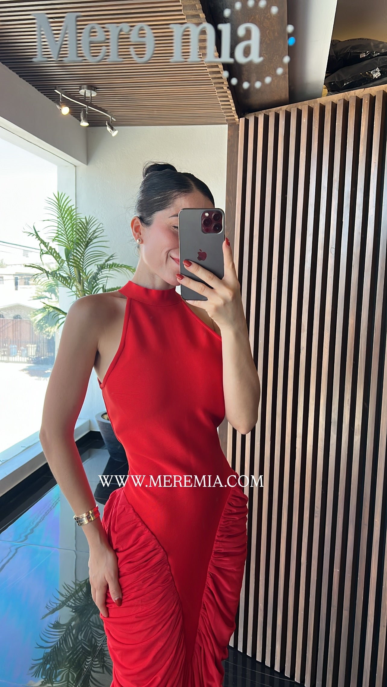 Vestido rojo plisado lados