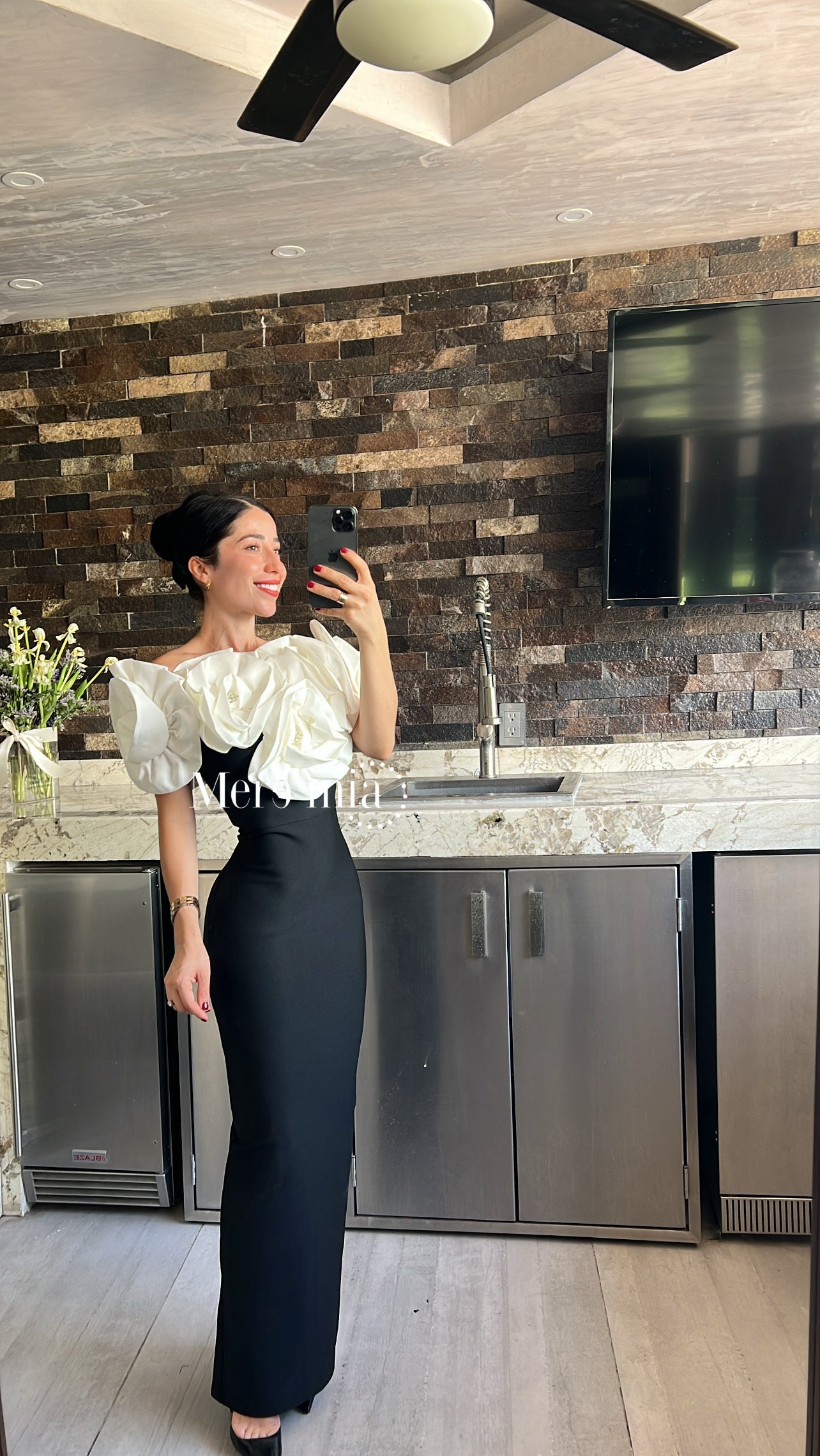 Vestido negro flores en hombros