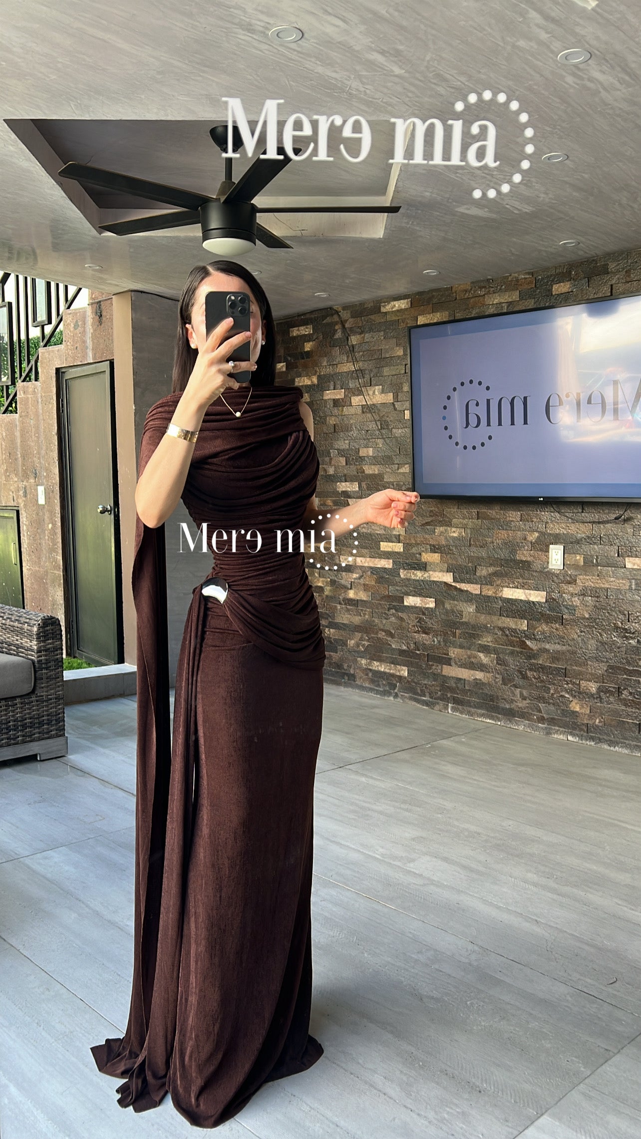 Vestido broche capa plisado