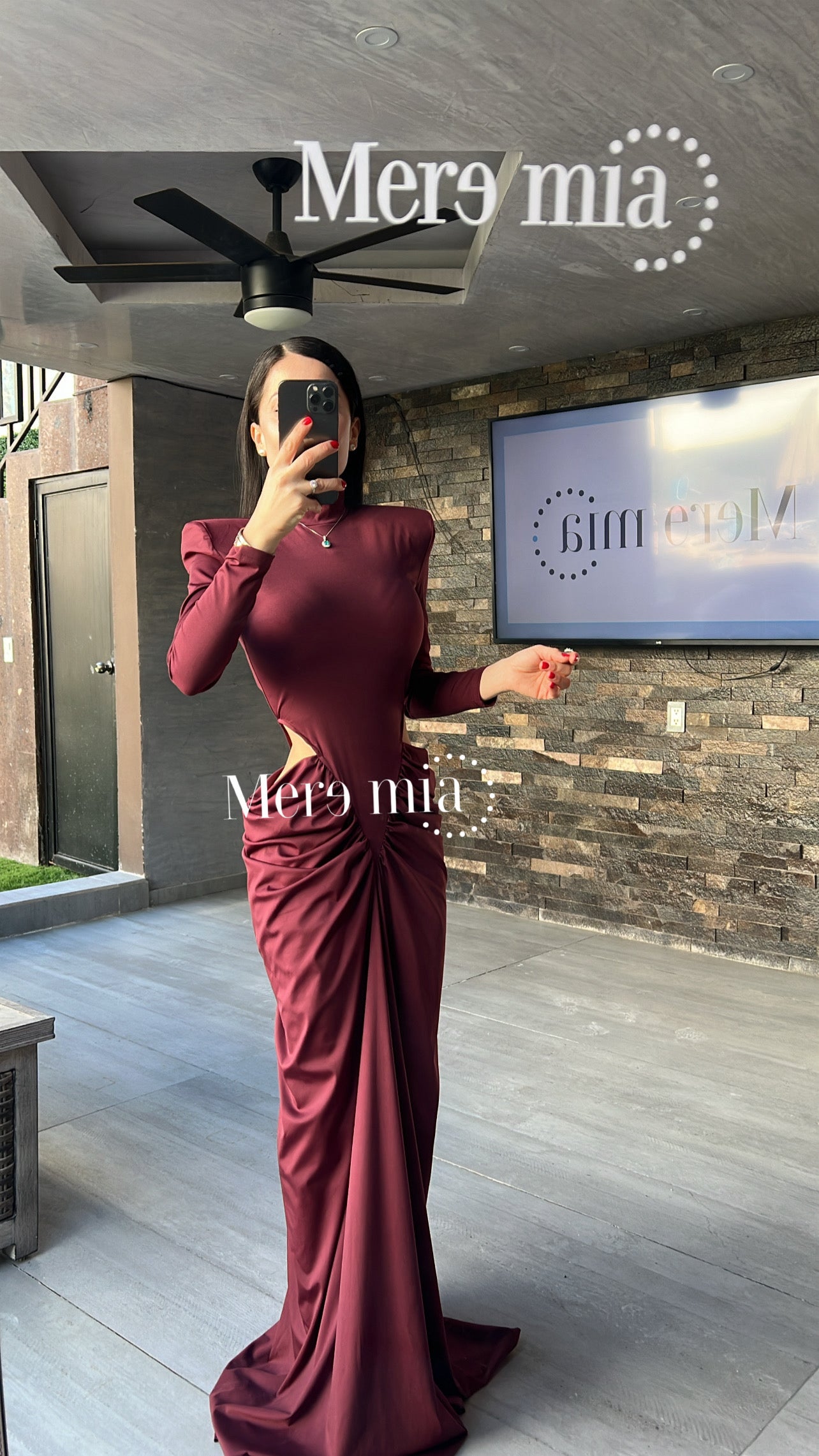 Vestido tinto plisado lados