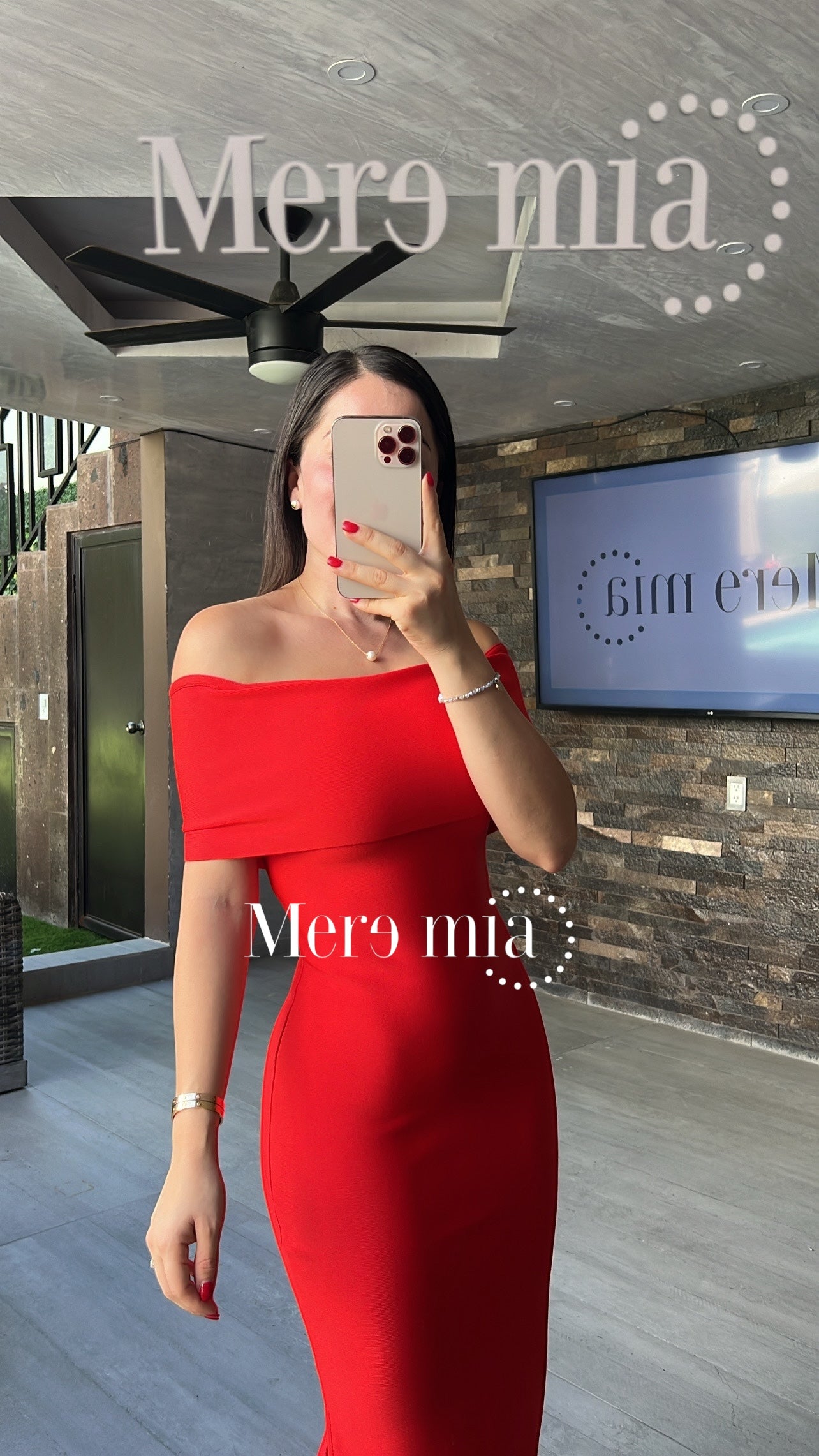 Vestido rojo hombros olan