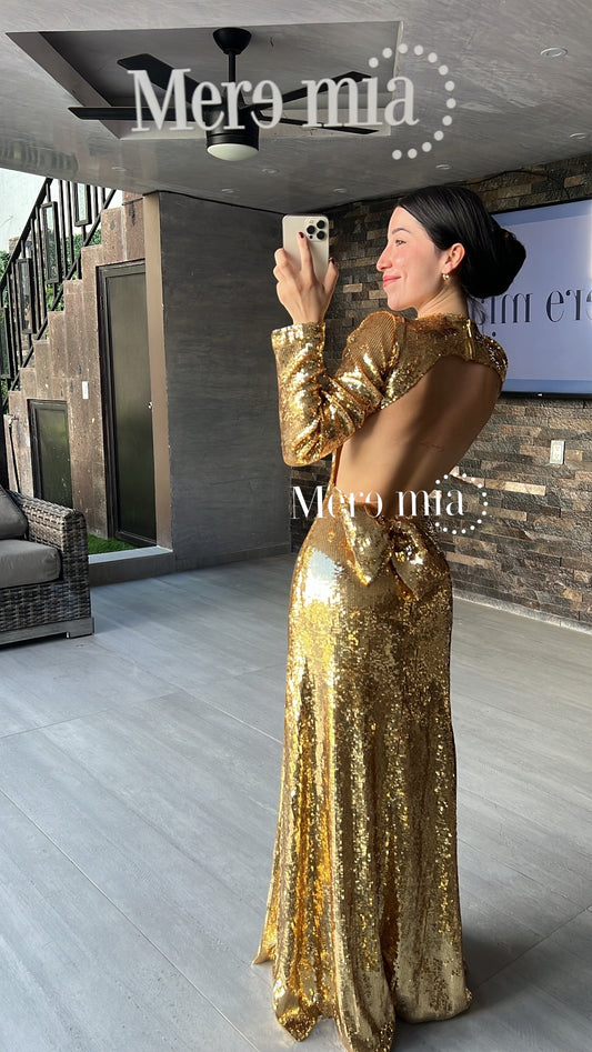 Vestido dorado moño