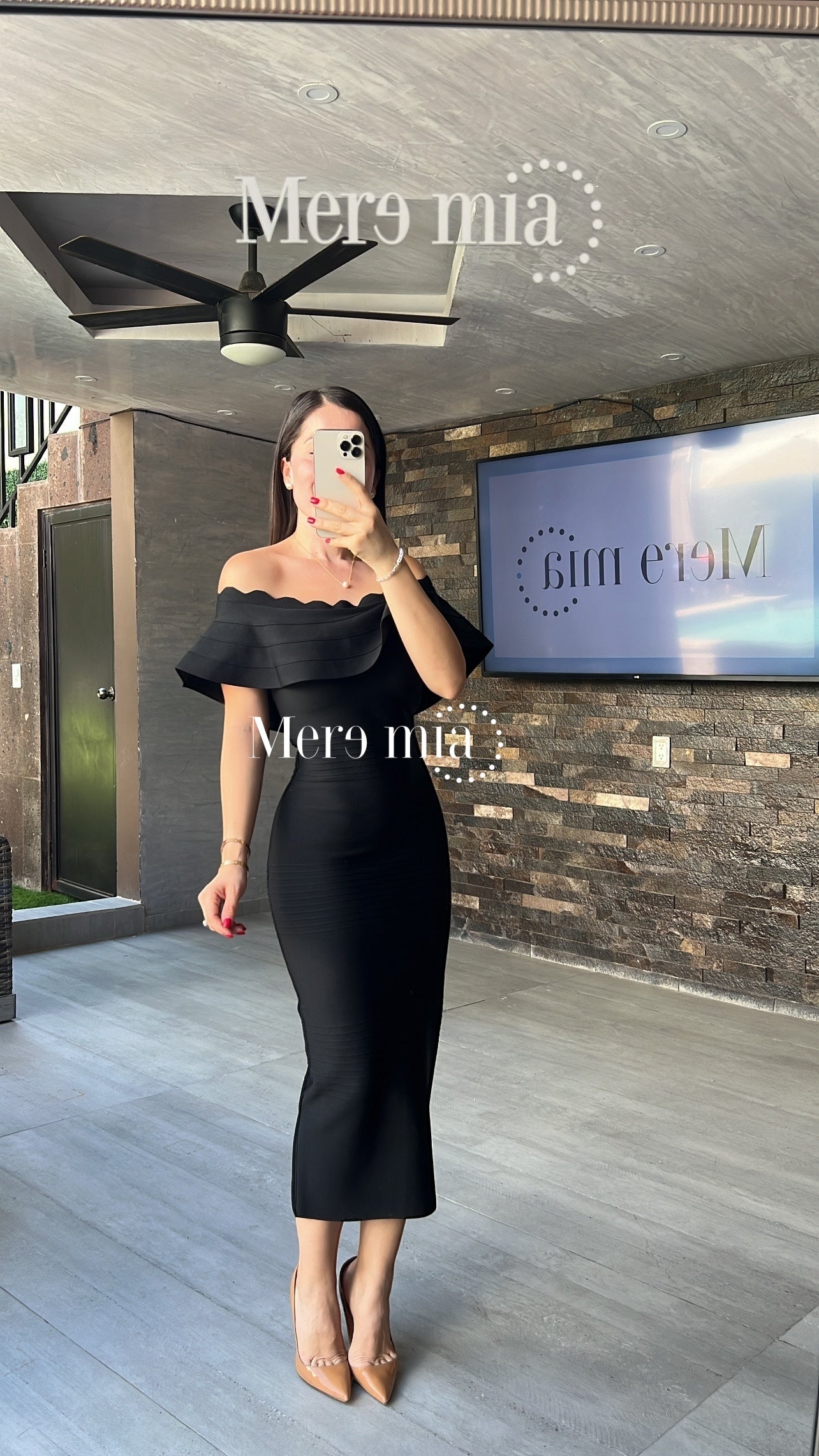 Vestido negro olan arriba