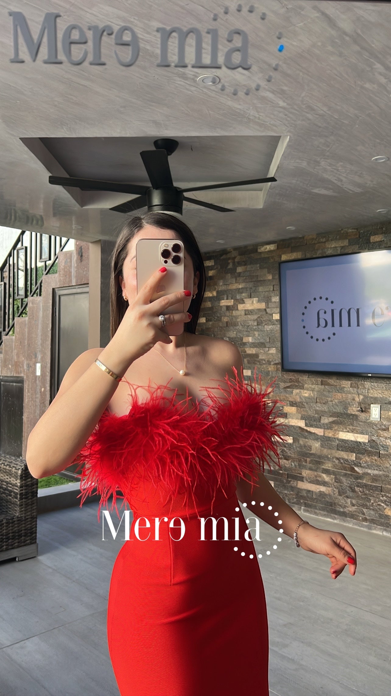 Vestido rojo plumas