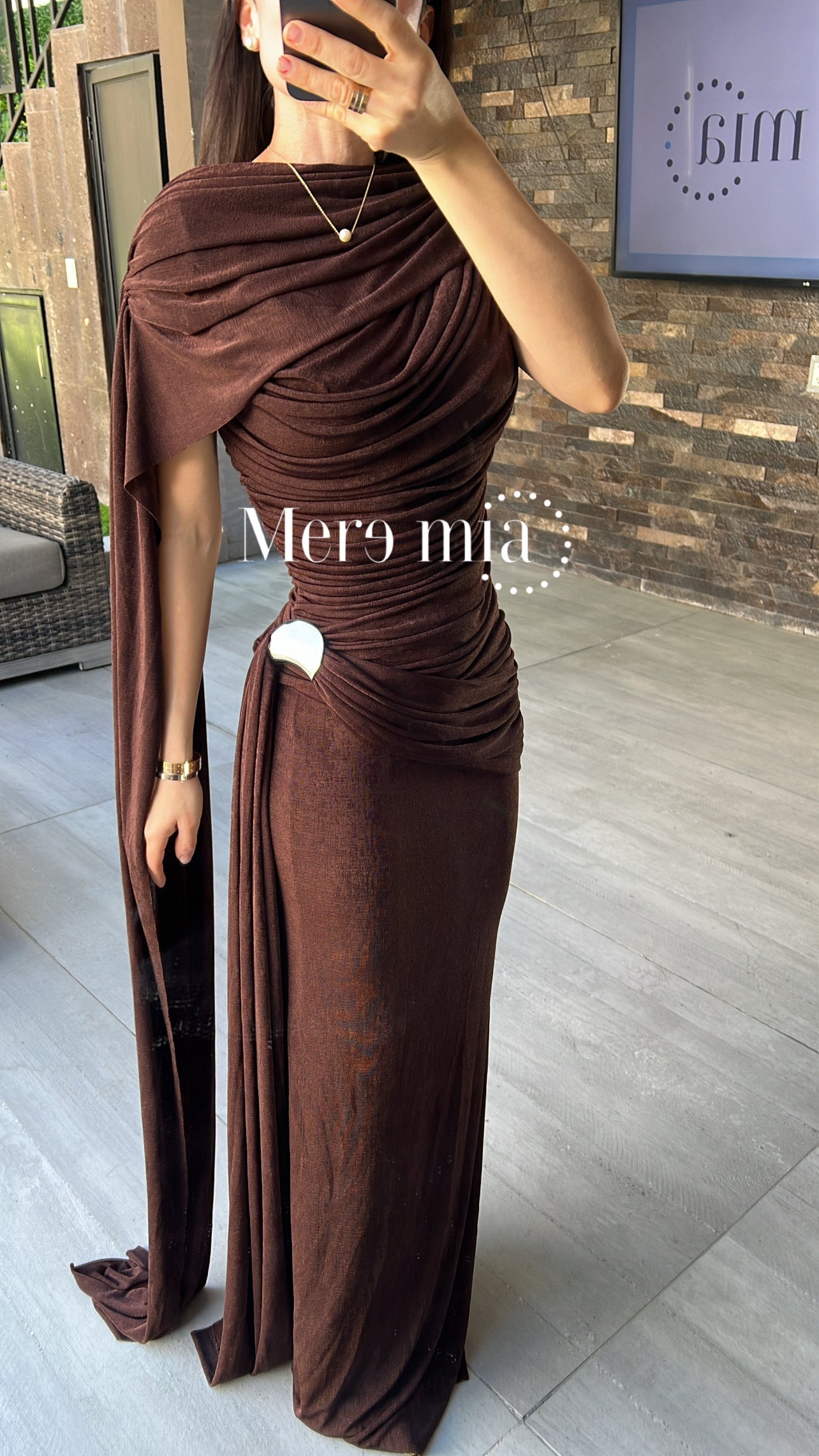 Vestido broche capa plisado