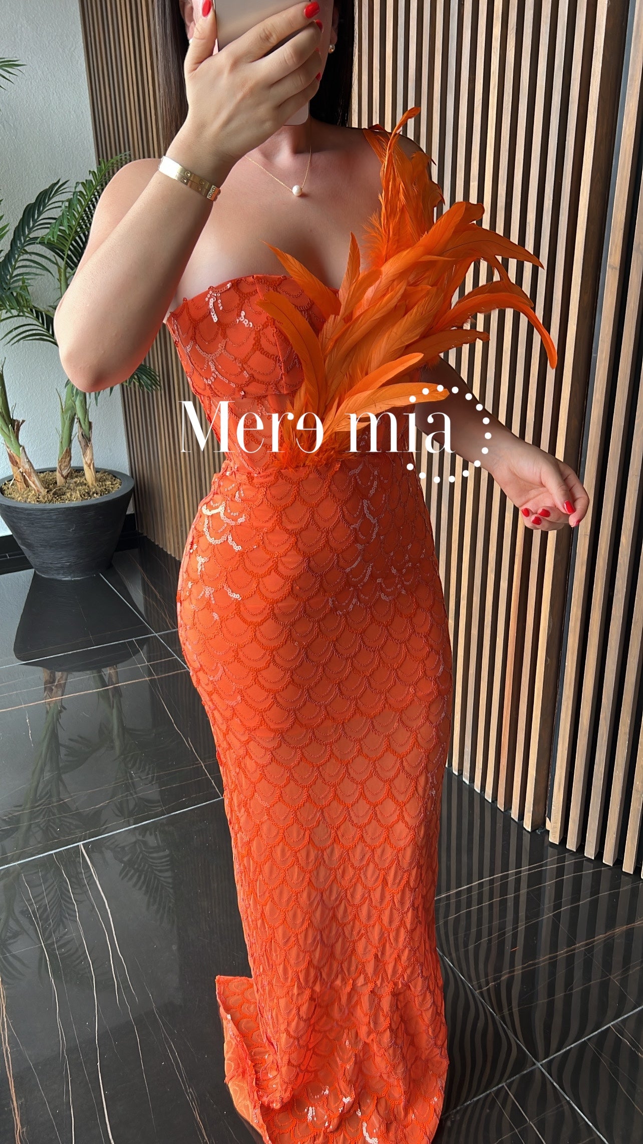 Vestido naranja plumas