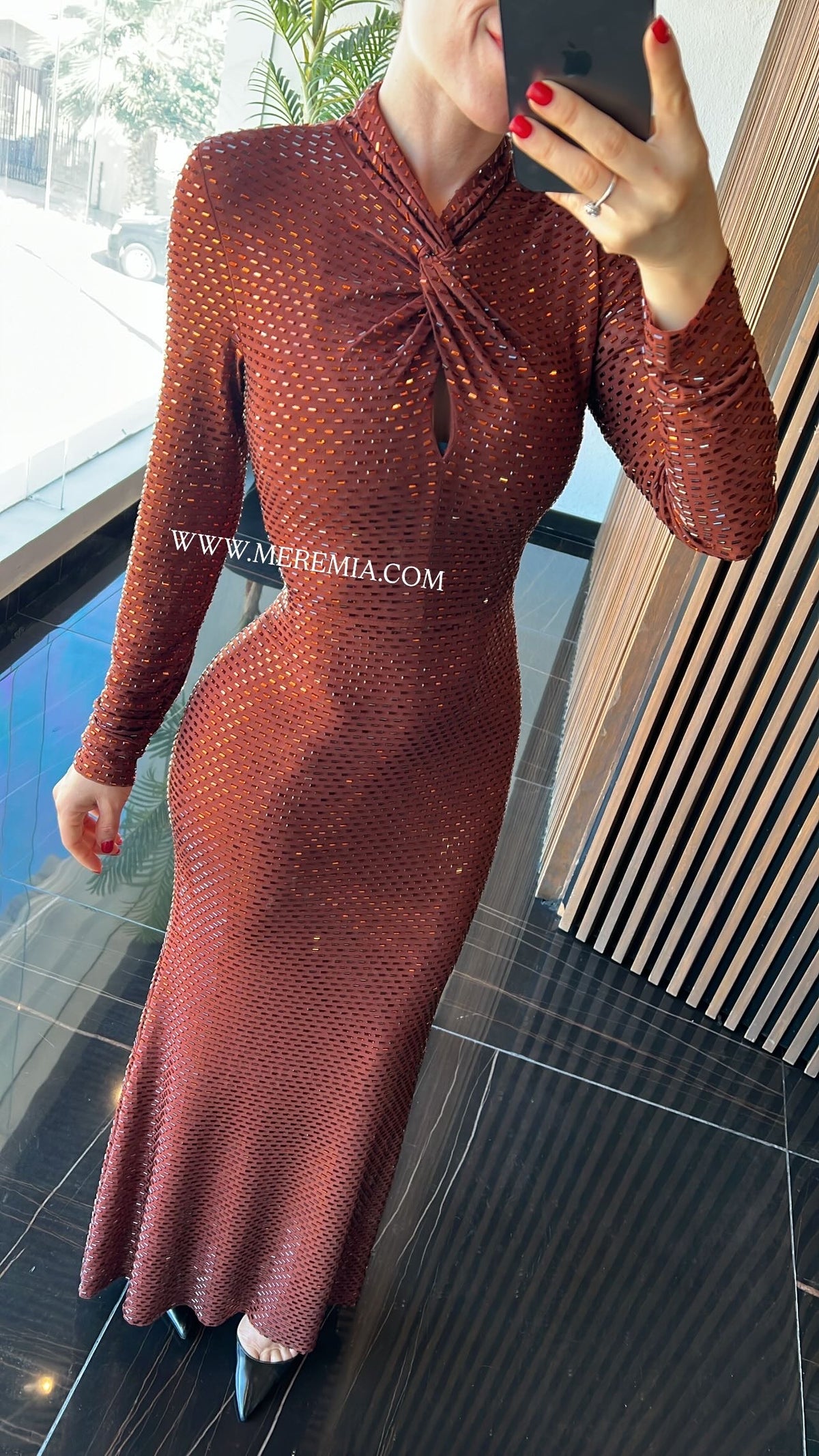 Vestido café apl abertura escote