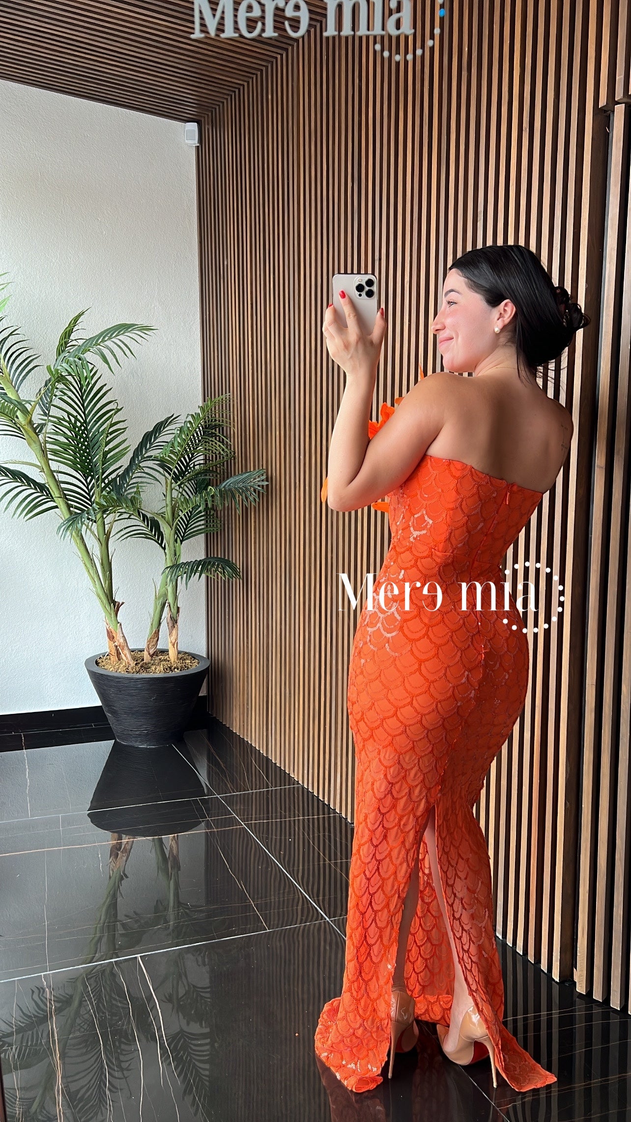 Vestido naranja plumas