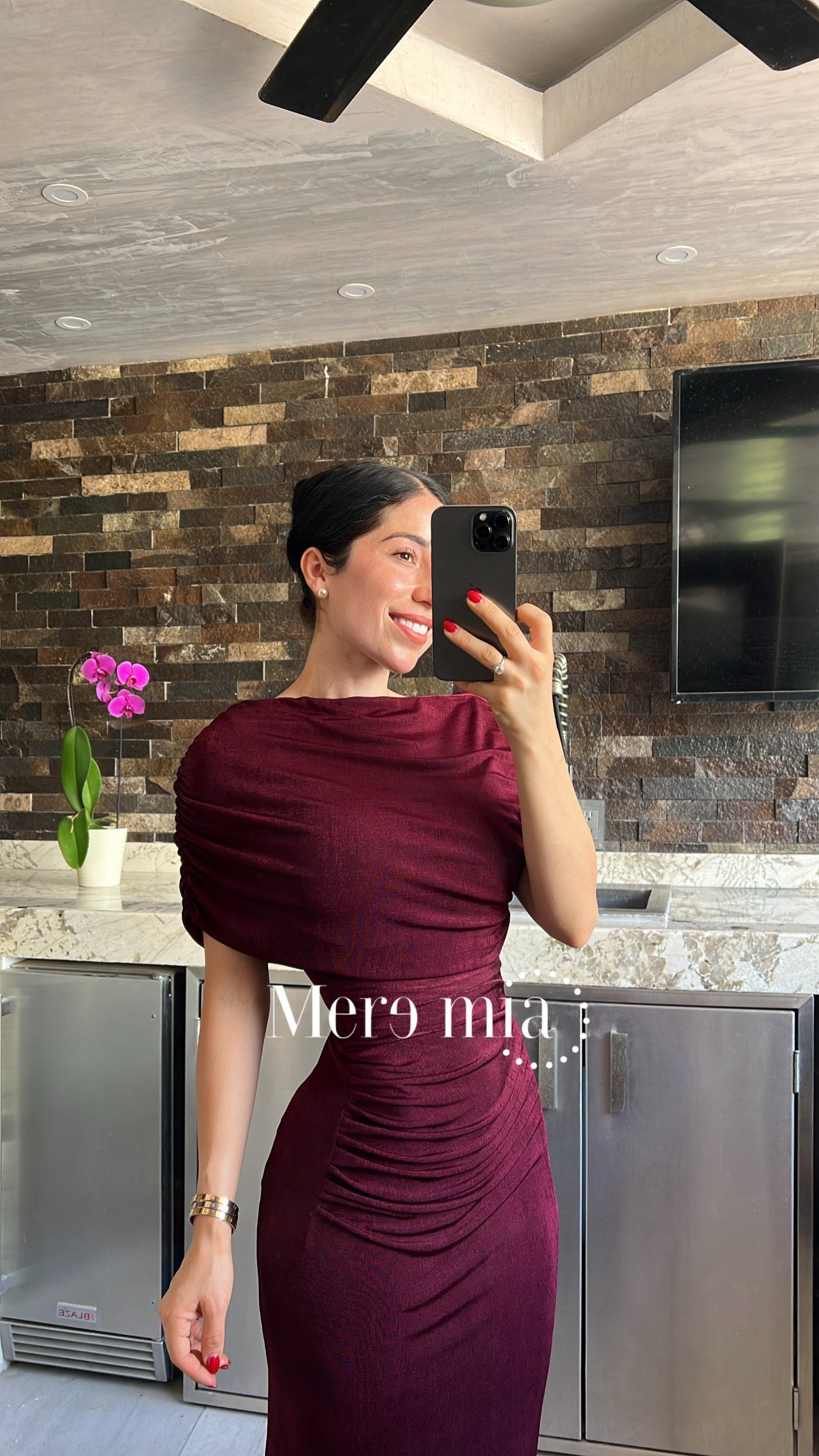 Vestido tinto plisado hombro