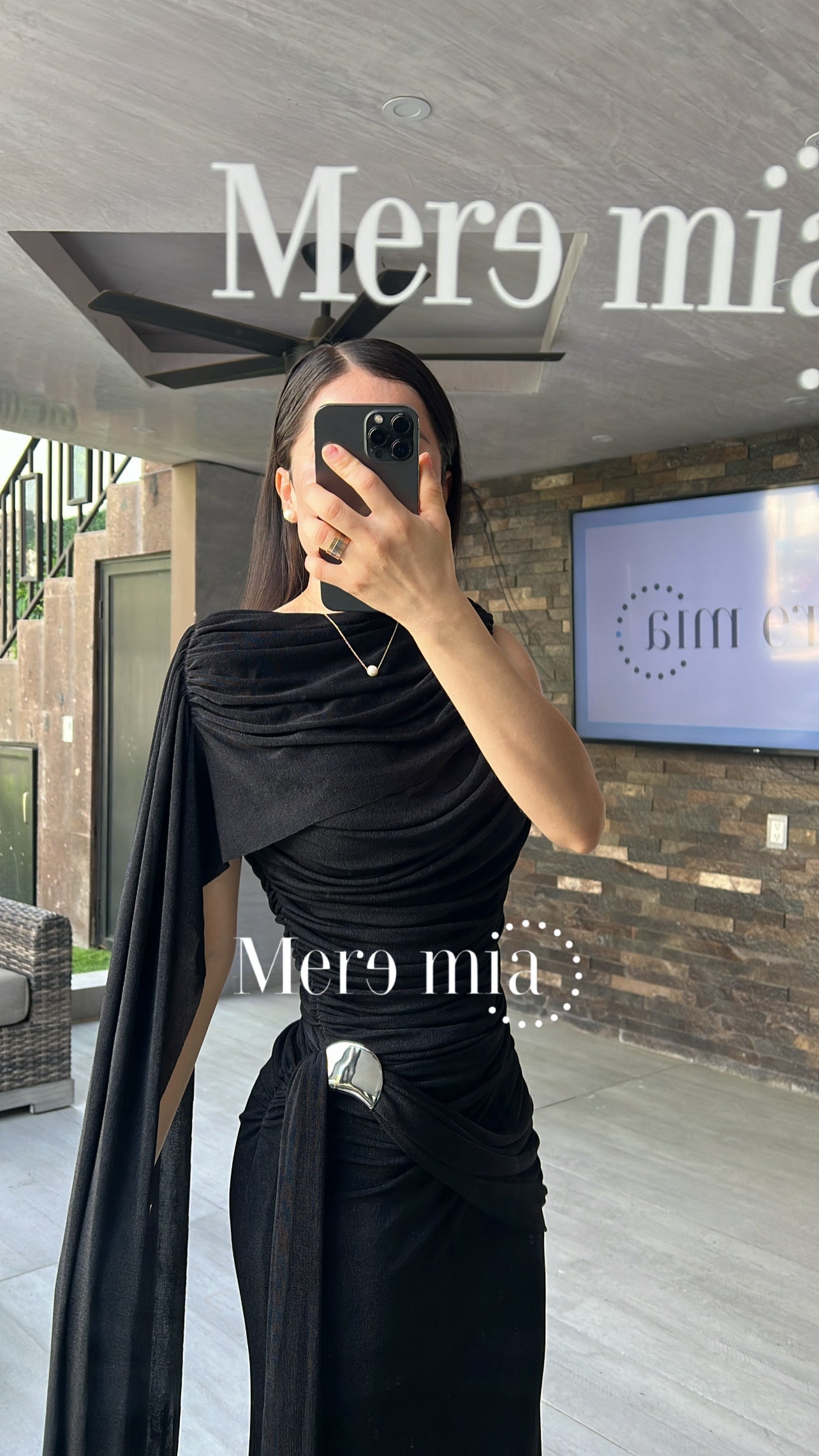 Vestido broche capa plisado