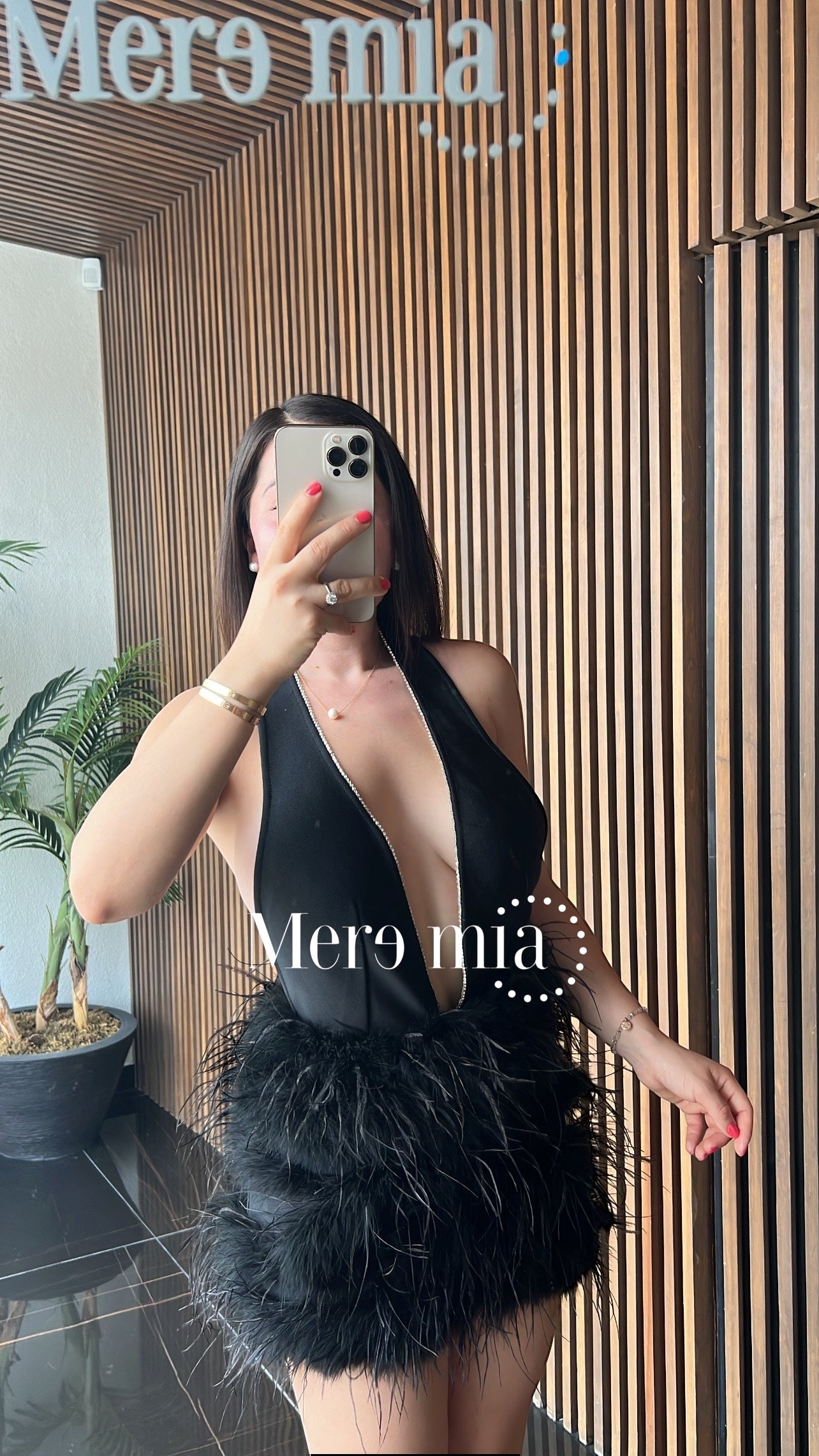 Vestido negro plumas halter