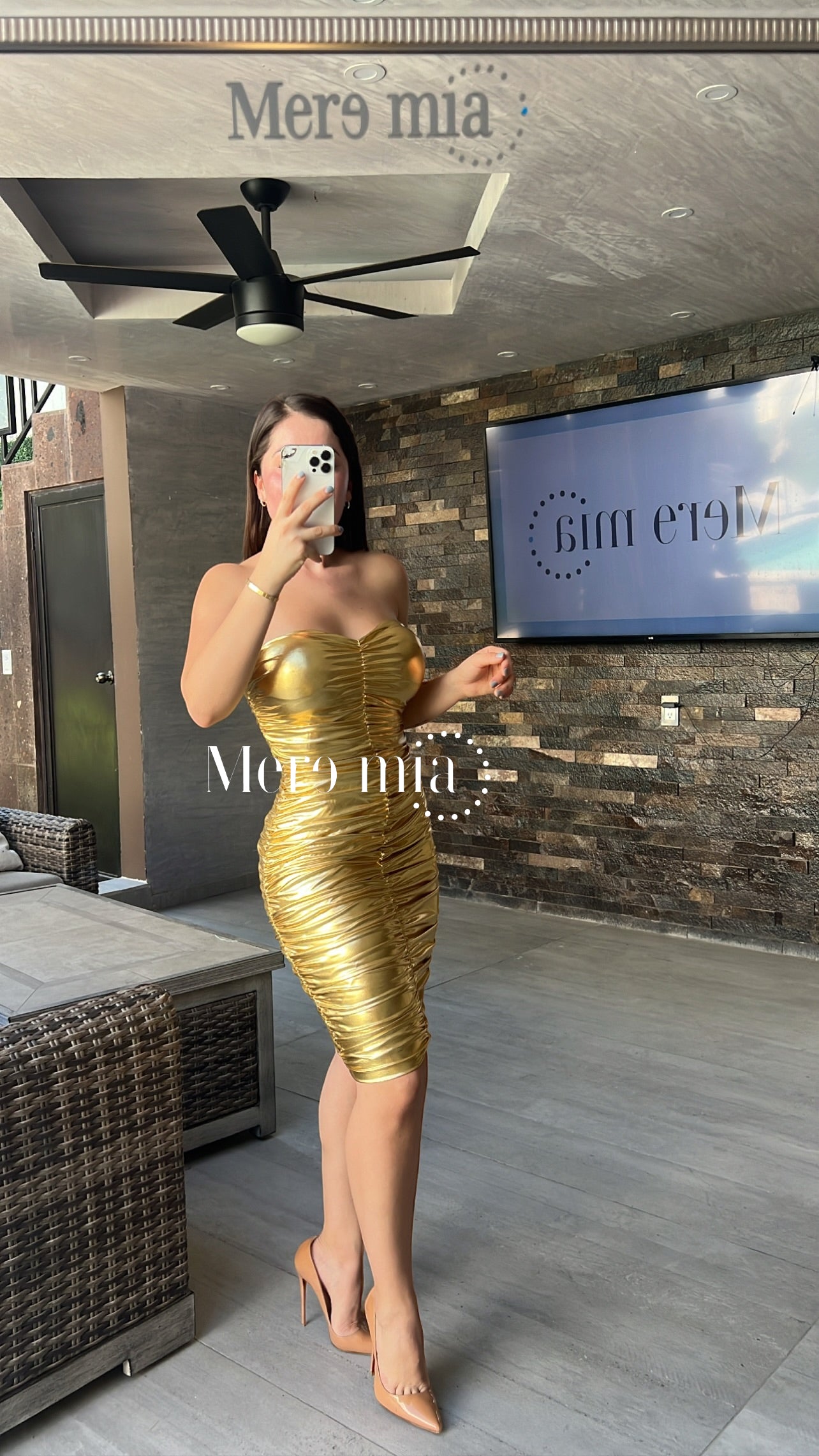 Vestido dorado strapples midi