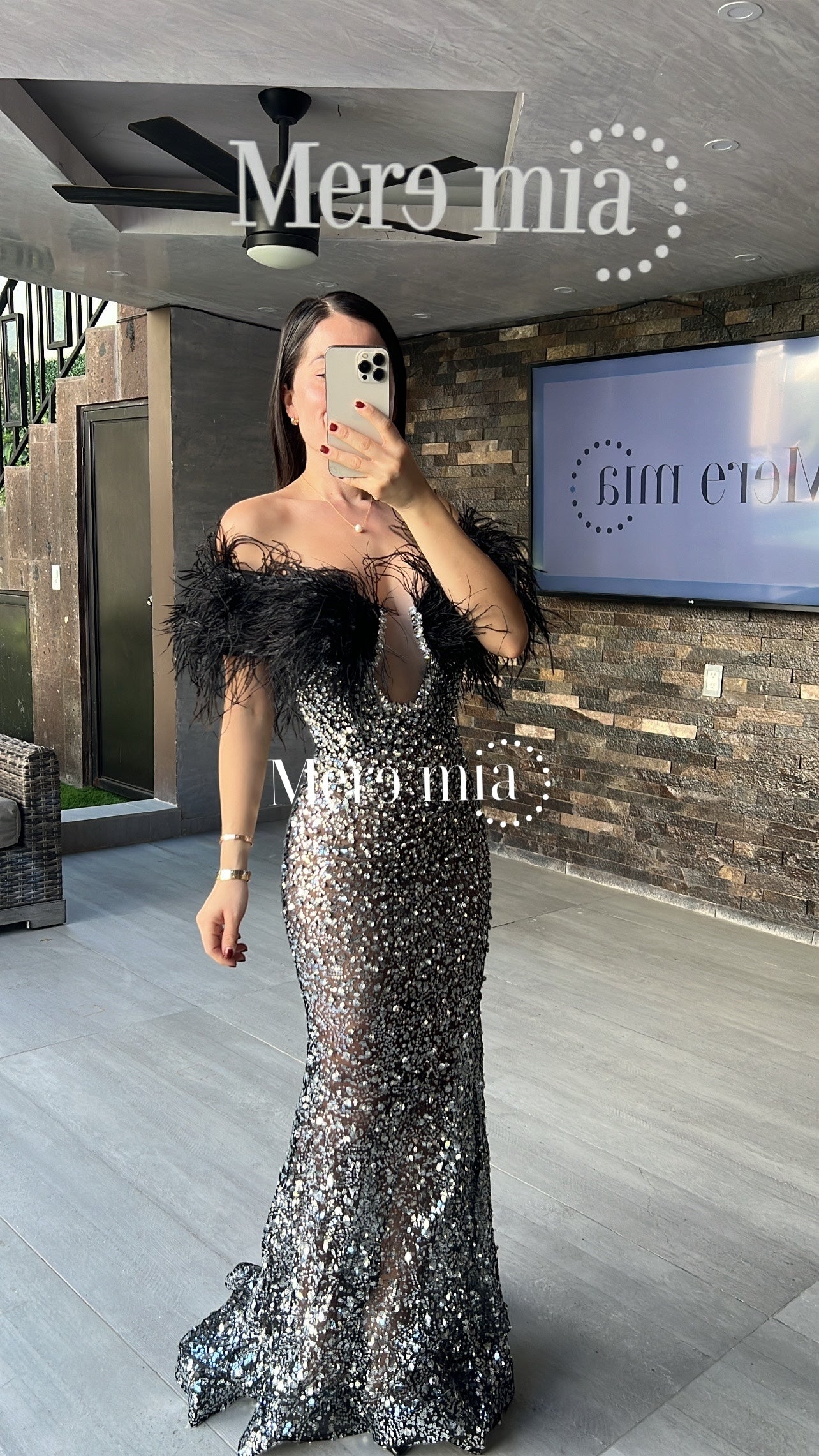 Vestido negro plumas bomb