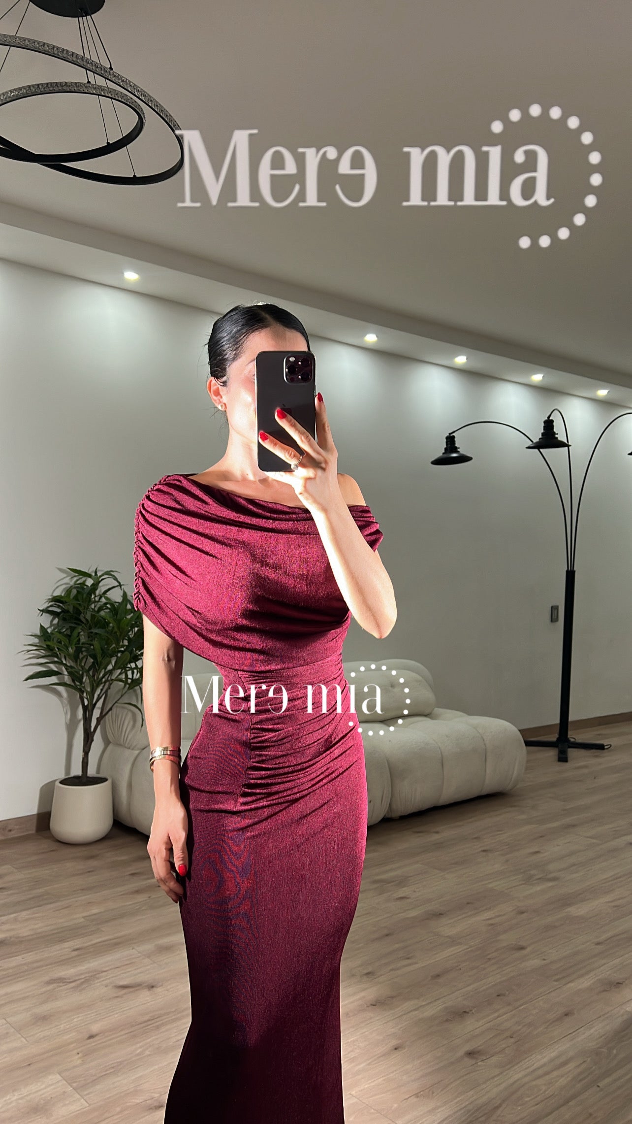 Vestido tinto plisado hombro