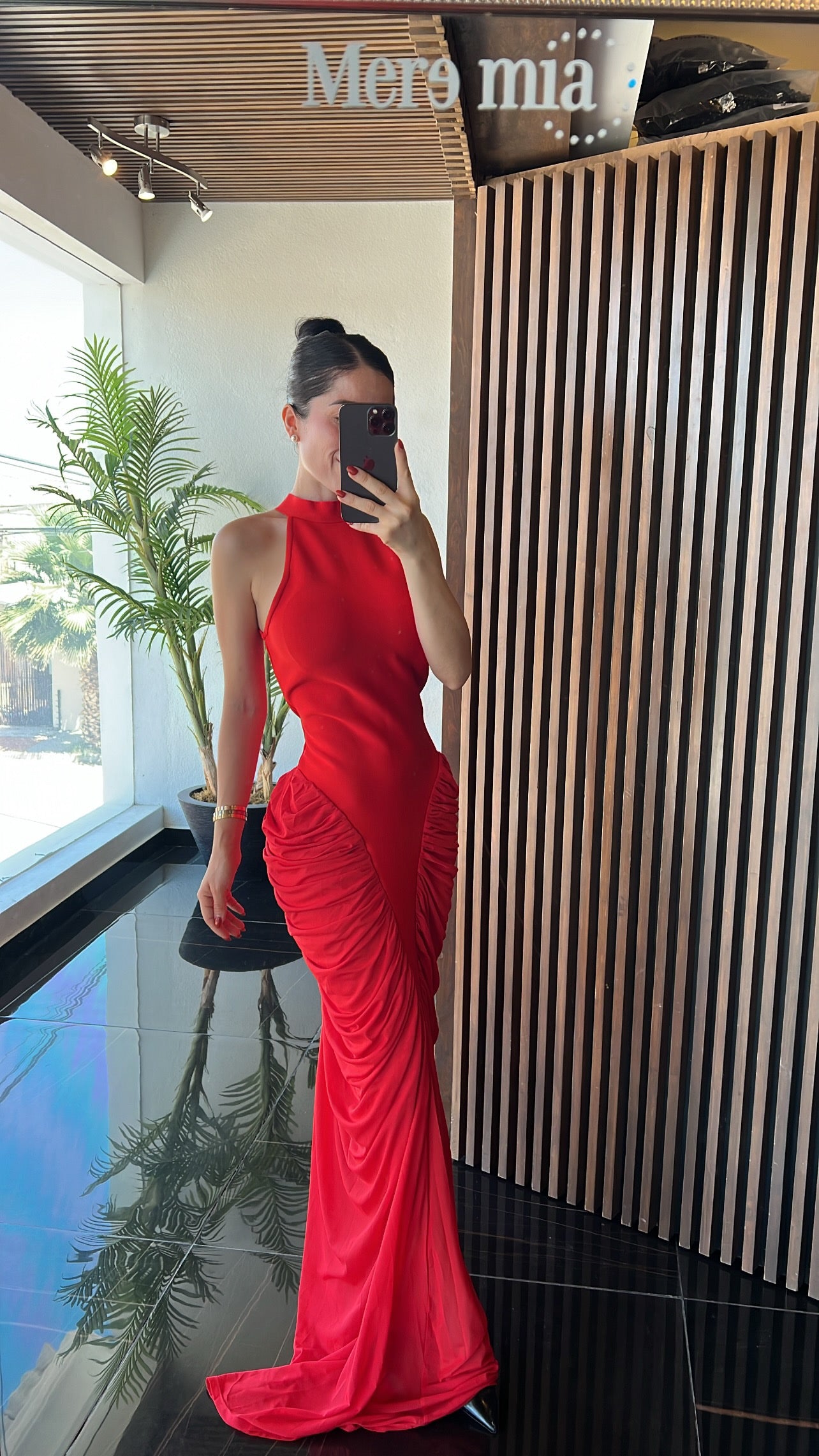 Vestido rojo plisado lados