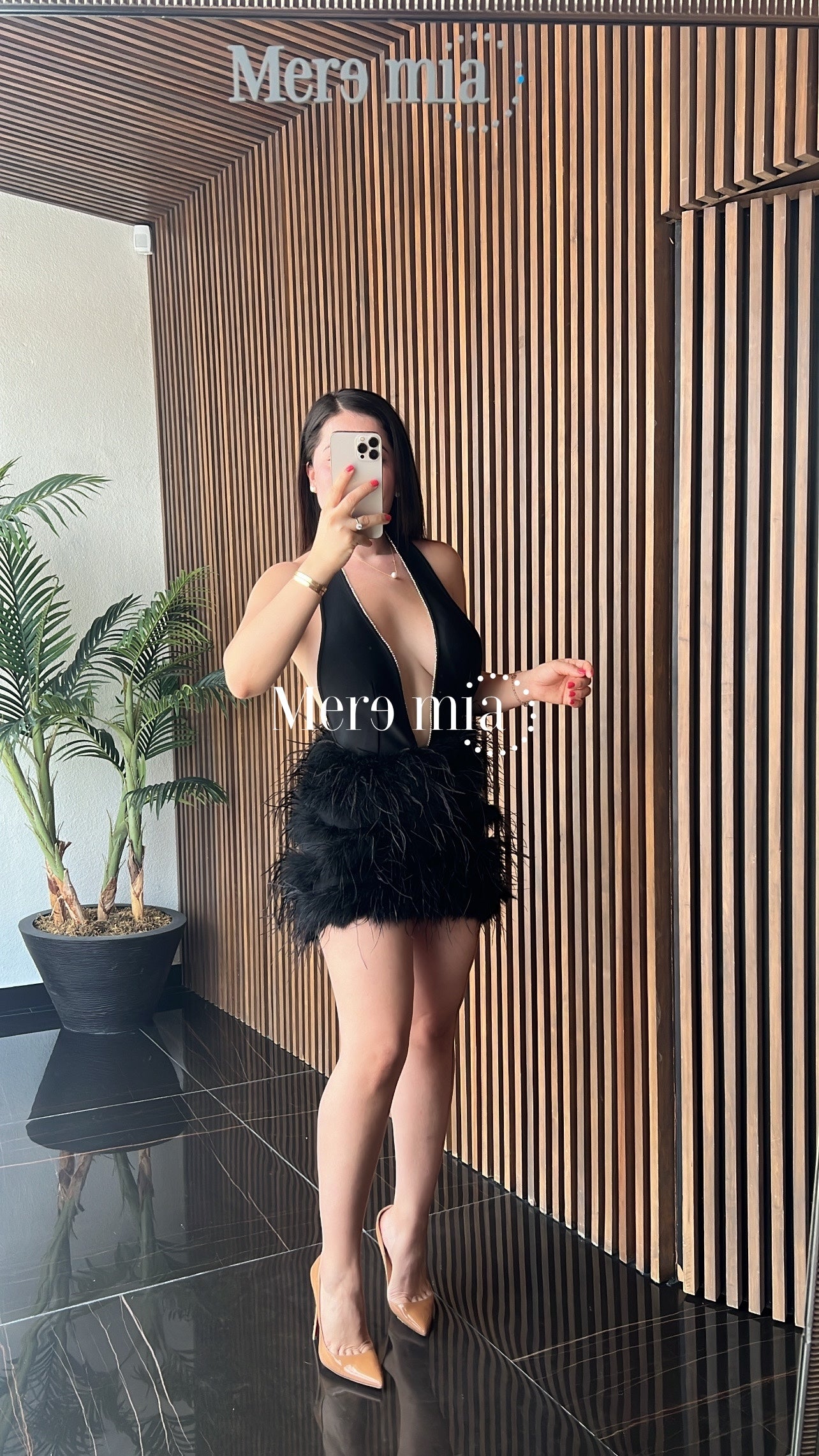 Vestido negro plumas halter