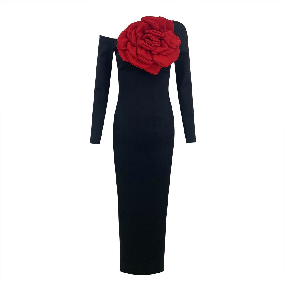 Vestido negro flor roja hombros