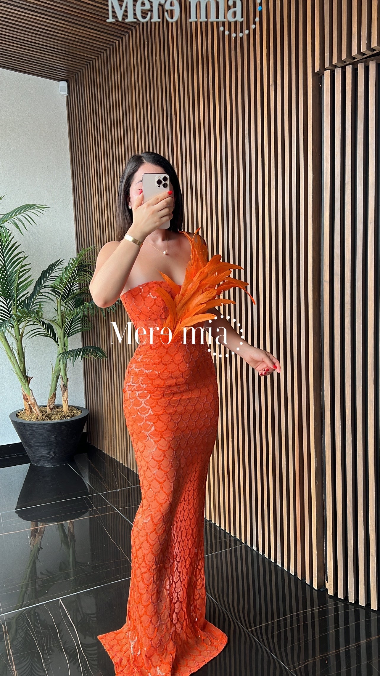 Vestido naranja plumas