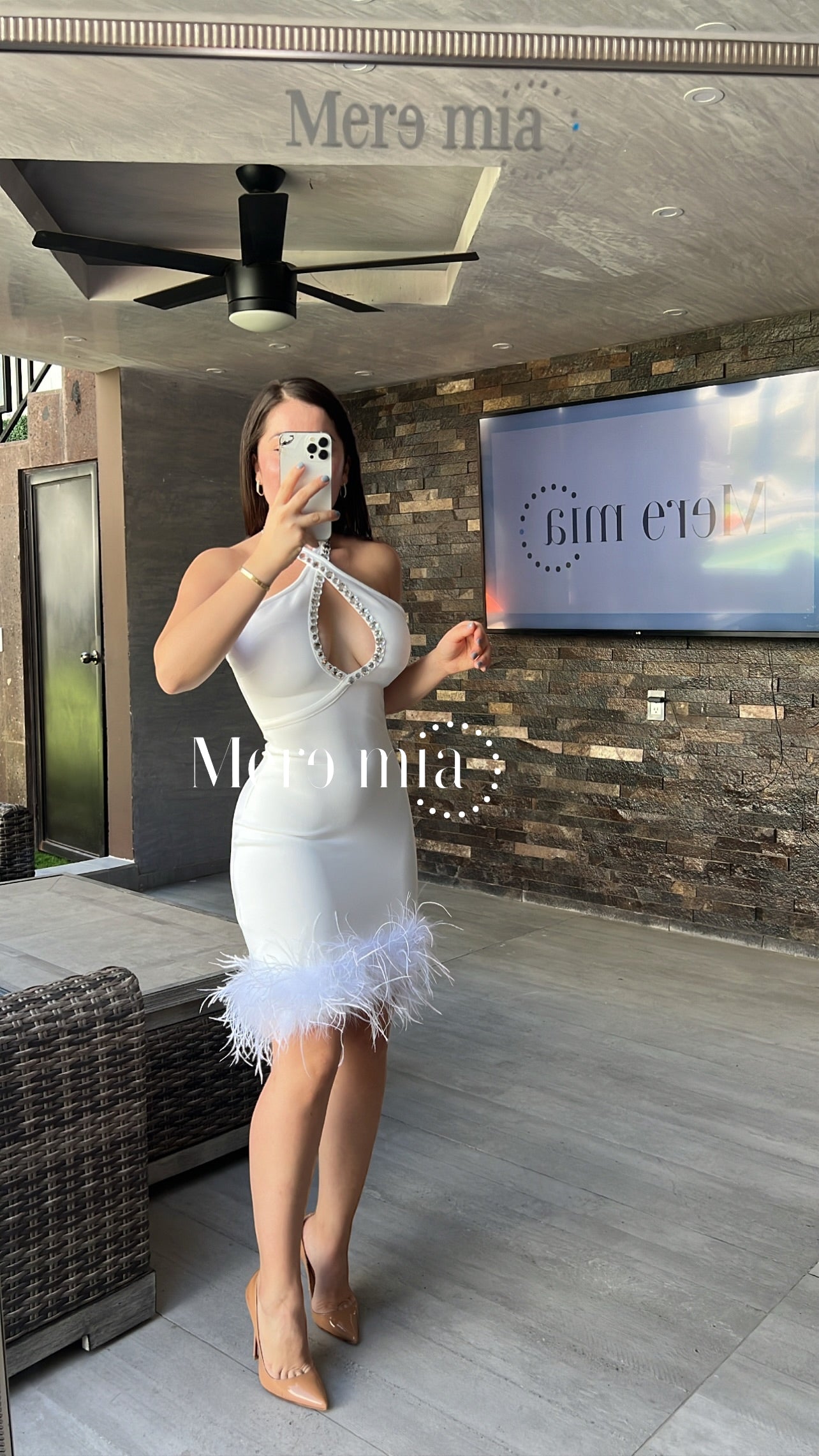 Vestido blanco halter plumas