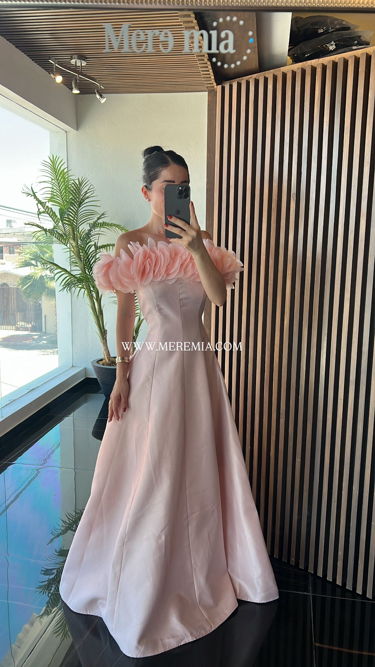 Vestido petalos en hombros