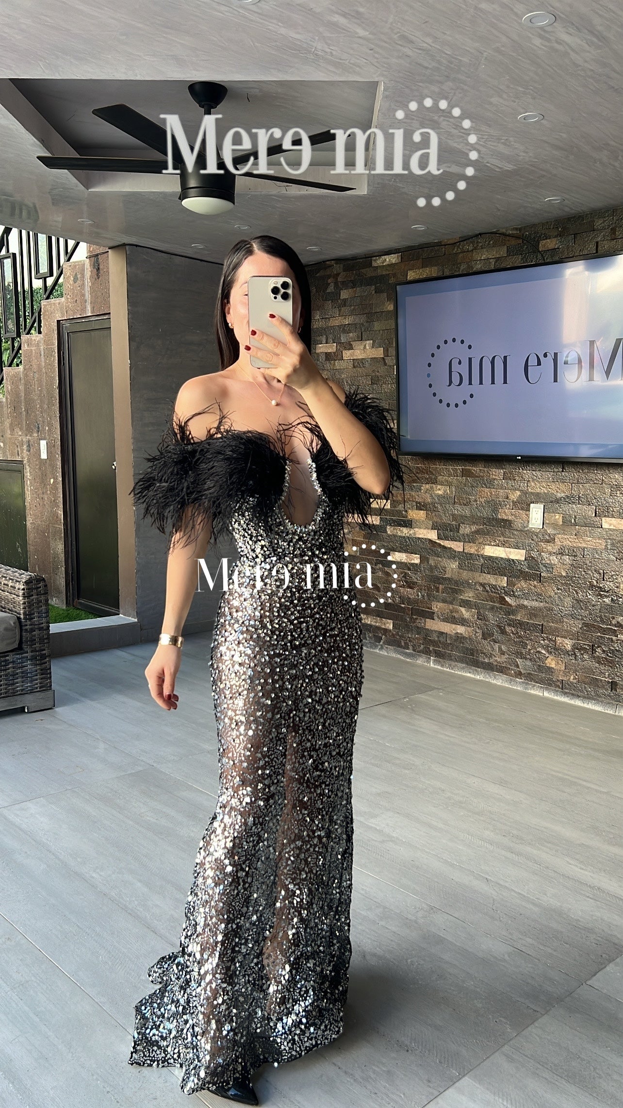 Vestido negro plumas bomb