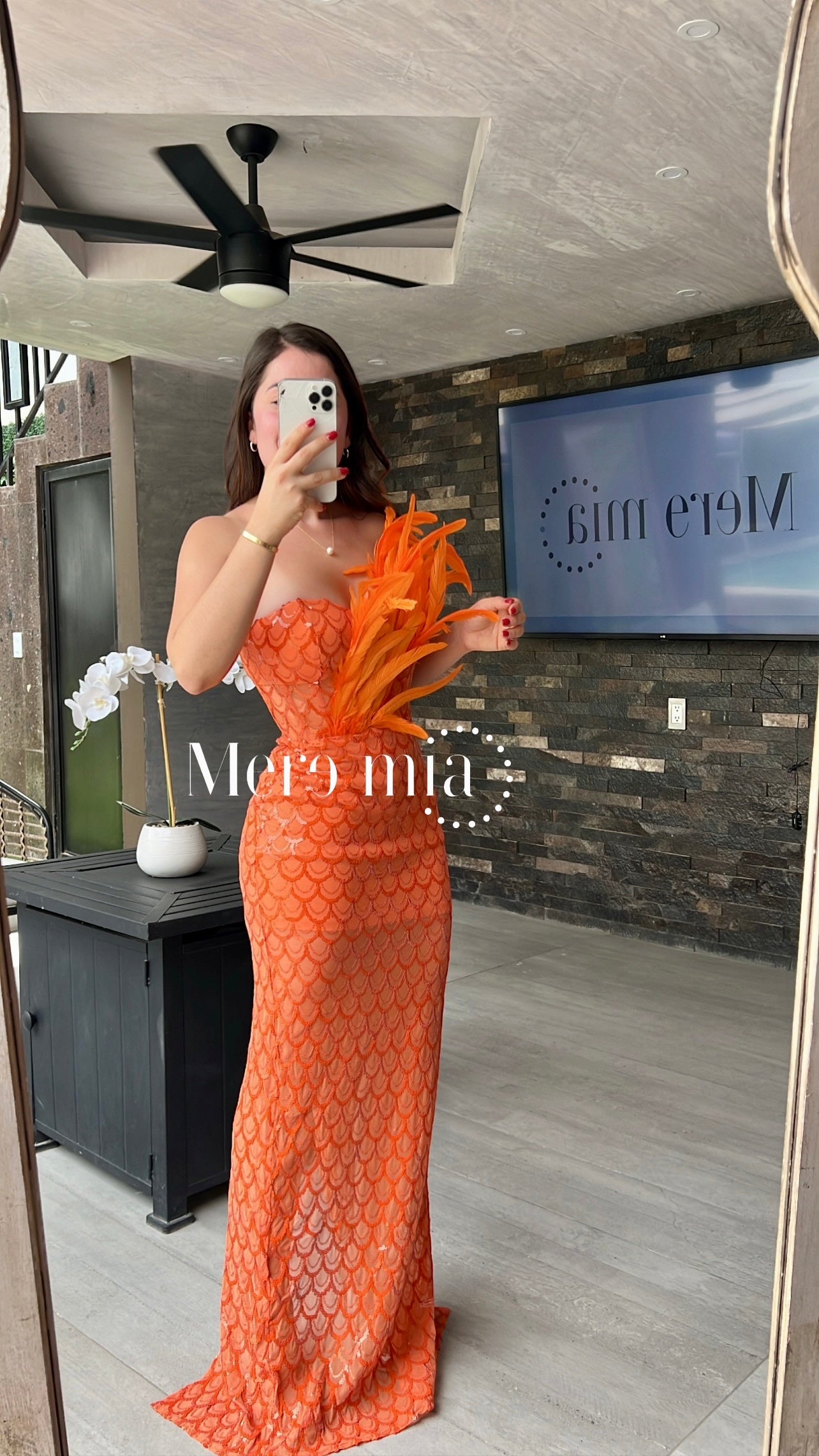 Vestido naranja plumas