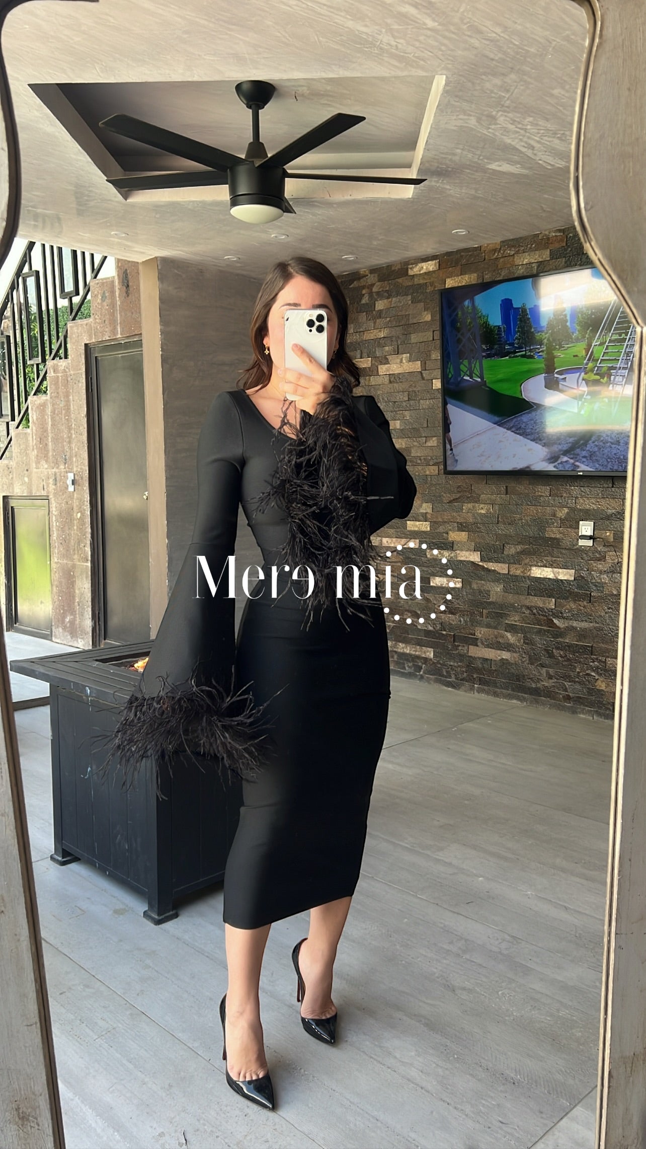 Vestido negro mangas plumas