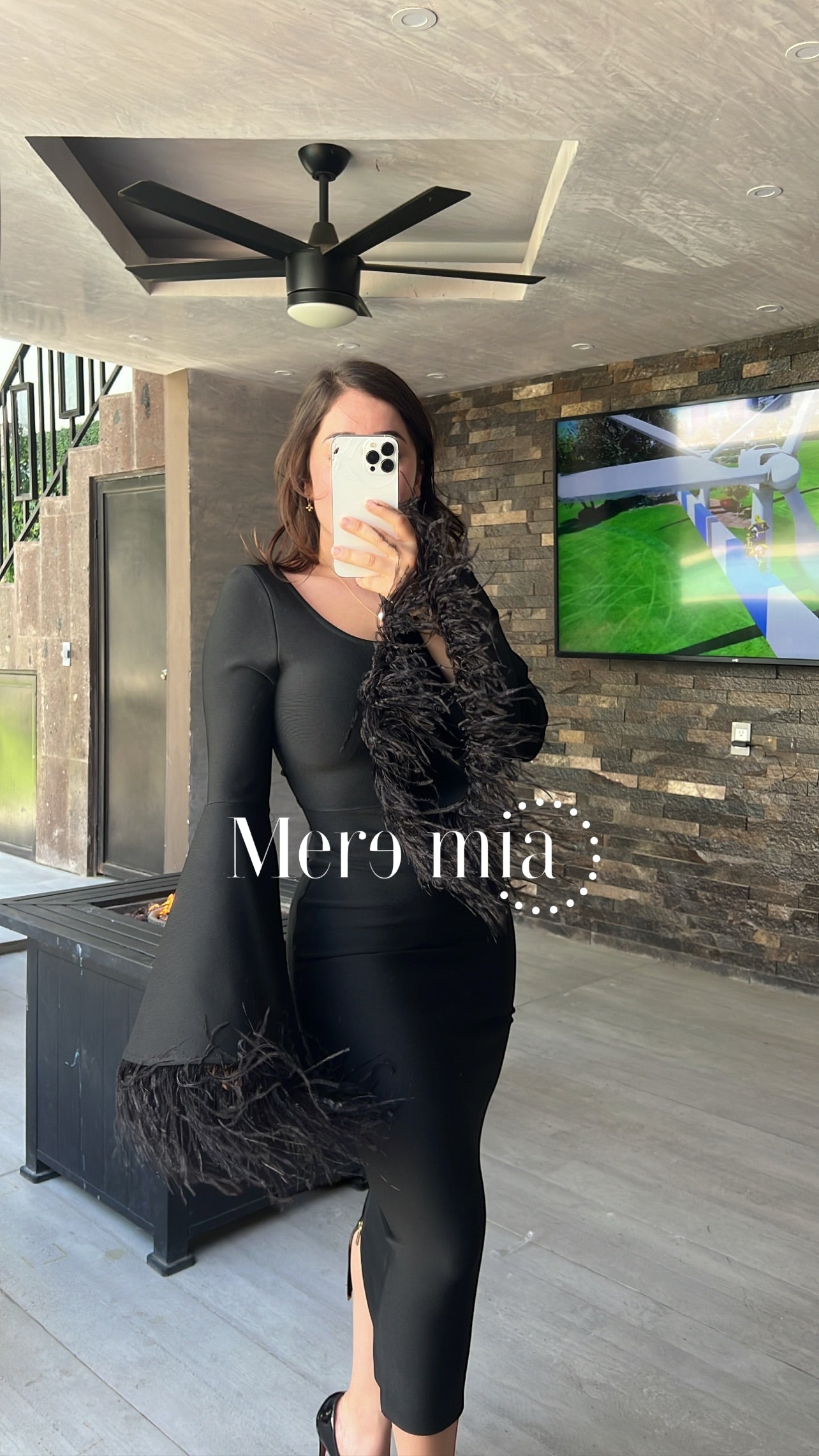 Vestido negro mangas plumas