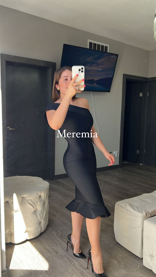 Vestido negro de un hombro