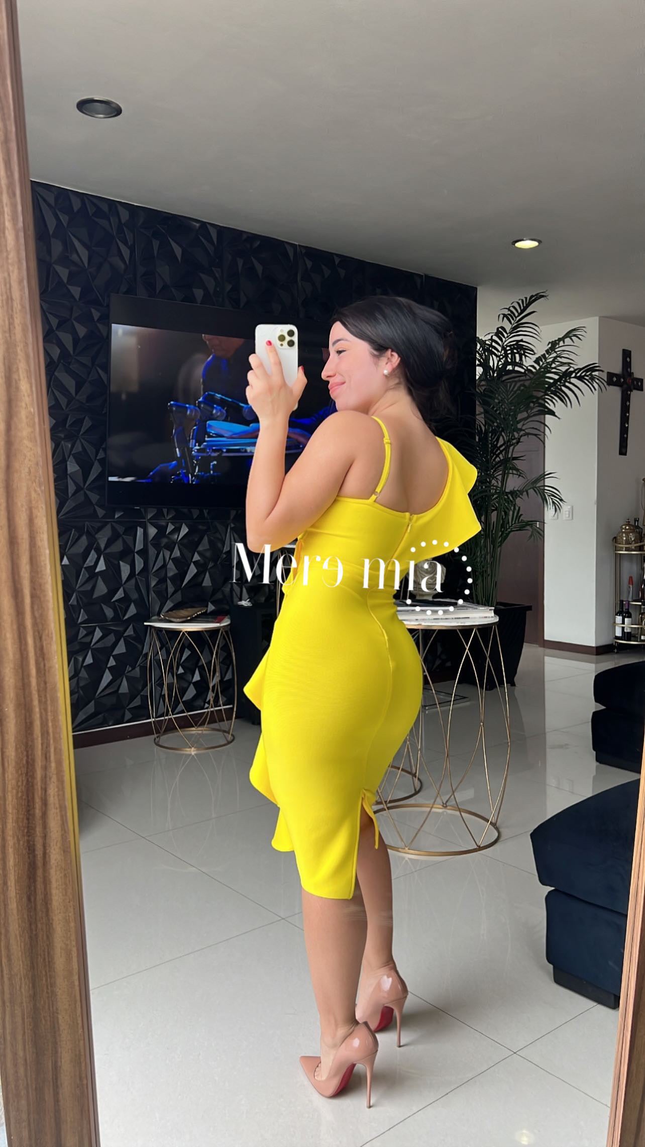 Vestido amarillo de un hombro con escarola