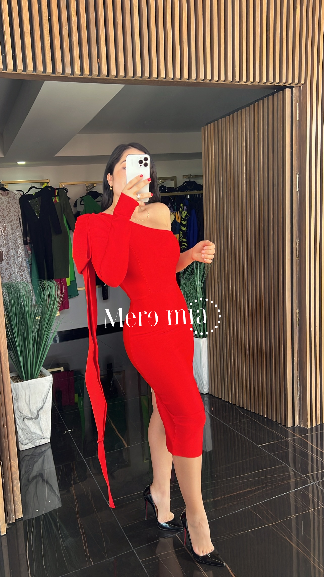 Vestido hombro con moño rojo