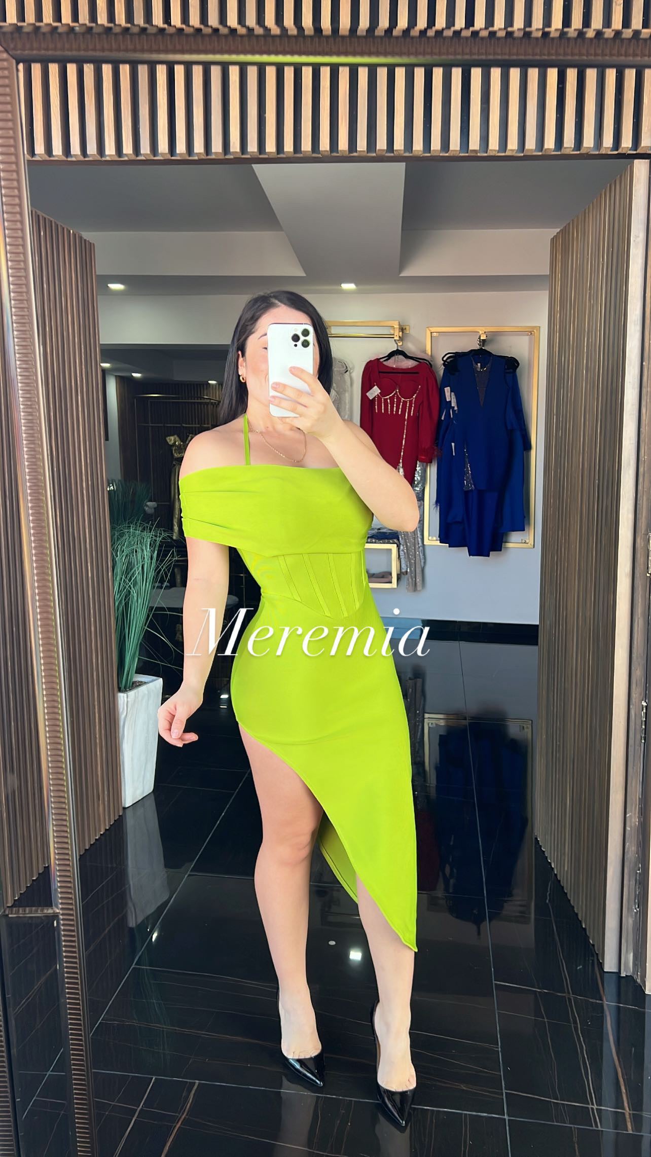 Vestido verde de un hombro